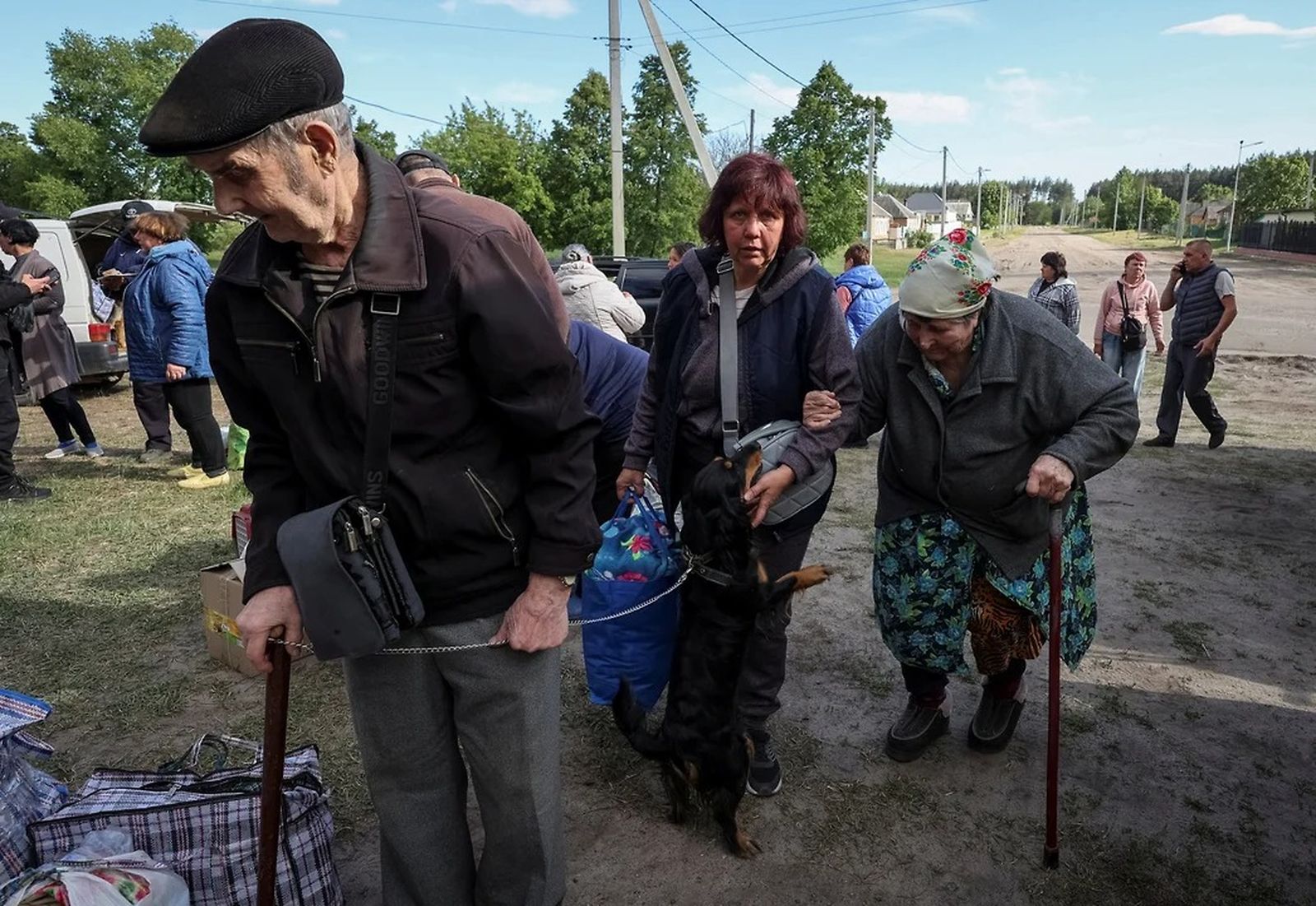 Эвакуация жителей районов в Украине, граничащих с Россией. 12 мая главком ВСУ Александр Сырский сообщил о сложном положении ВСУ в Харьковской области на фоне наступления российской армии. Vyacheslav Madiyevskyy / Reuters
