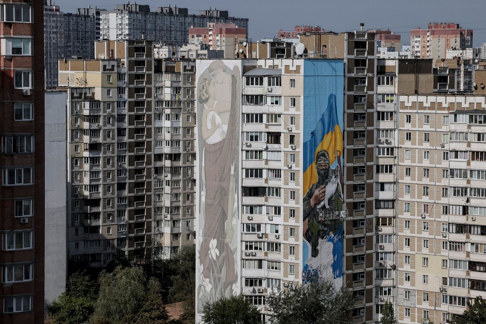 Мурал с изображением украинского военнослужащего, который держит кота, на одном из многоэтажных домов в Киеве. 3 октября / Oleg Petrasyuk / EPA