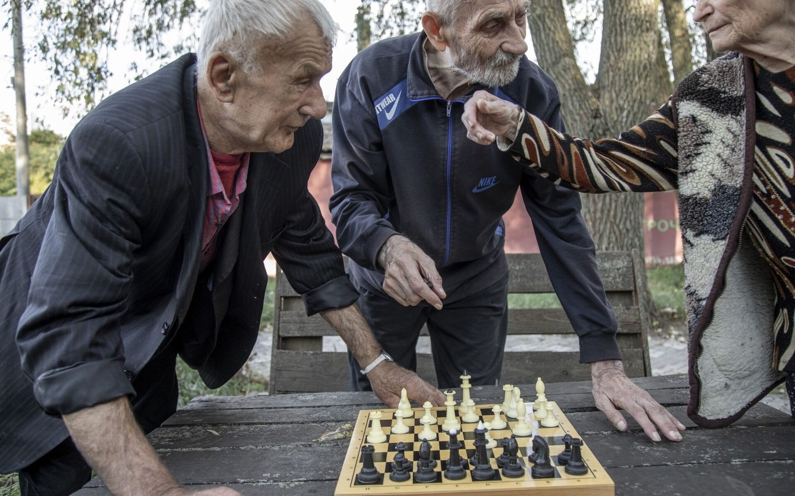 Пожилые мужчины, вынужденные из-за войны покинуть родные дома в Украине, играют в шахматы в сумерках в отделении по уходу за больными. 24 сентября / Anadolu Agency / The Telegraph​