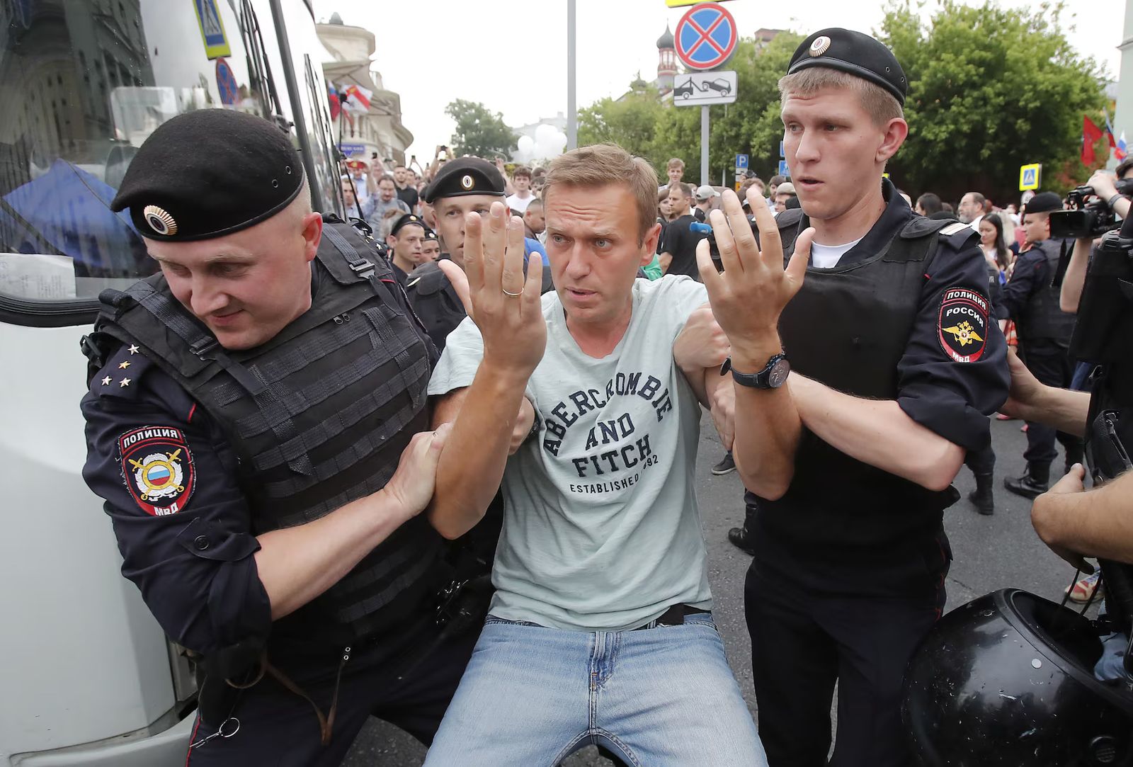 Полиция задерживает Алексея Навального во время митинга в поддержку журналиста-расследователя Ивана Голунова, который был задержан полицией по обвинению в совершении наркопреступлений и позднее освобожден из-под домашнего ареста, 12 июня 2019 / Макси