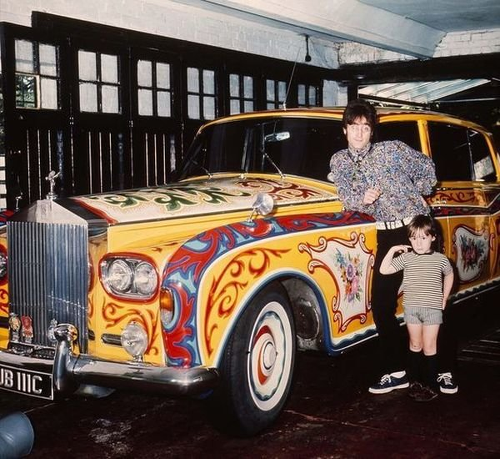 Джон Леннон с сыном Джулианом возле своего знаменитого  Rolls-Royce Phantom V в 1967 году / Фото: Неизвестный автор