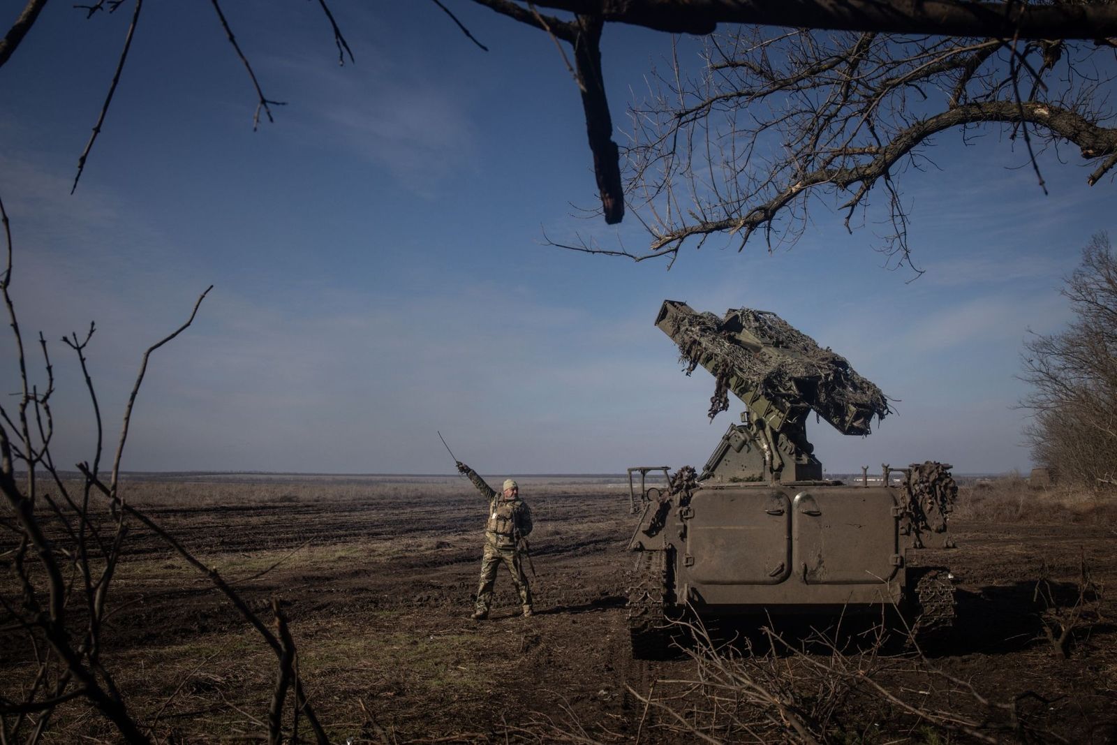 Украинская зенитная установка, оснащенная противовоздушными ракетами, проводит наведение на воздушную цель в районе Марьинки. 1 марта / Chris McGrath / Getty Images