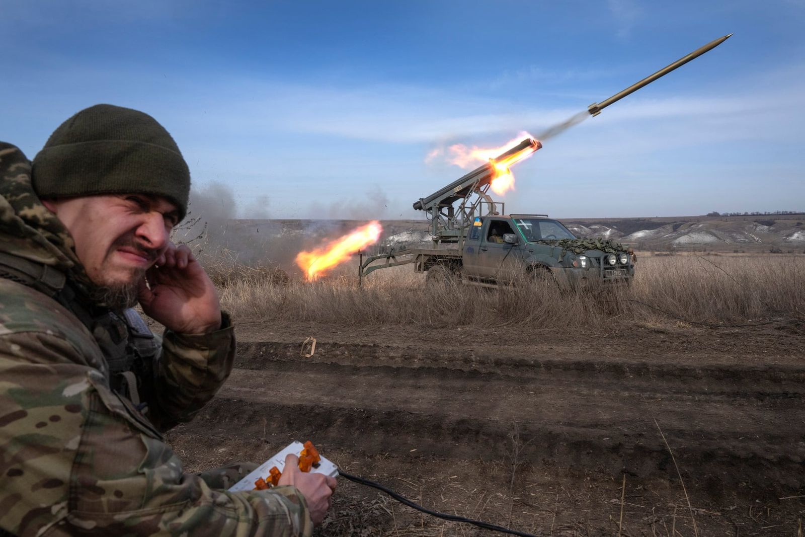 Украинский офицер стреляет из реактивной системы залпового огня, установленной на пикапе, в сторону российских позиций на линии фронта недалеко от Бахмута. 5 марта / Efrem Lukatsky / AP