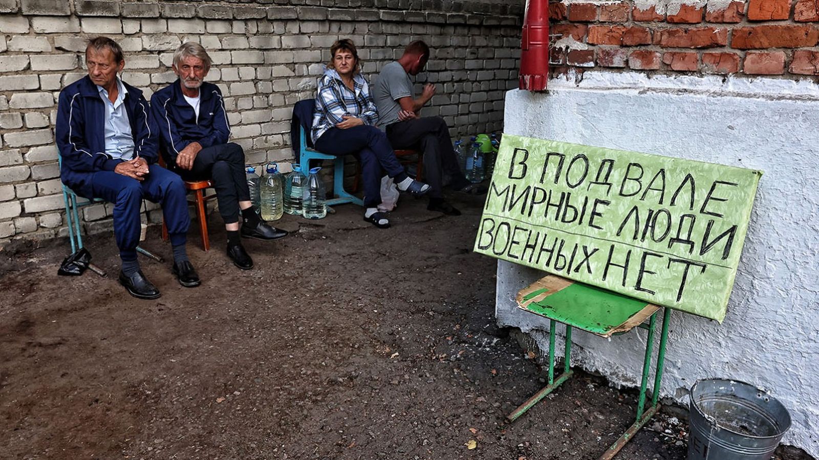 Местные жители в городе Суджа, оккупированном ВСУ в ходе наступления на Курскую область. 16 августа. Yan Dobronosov / AFP