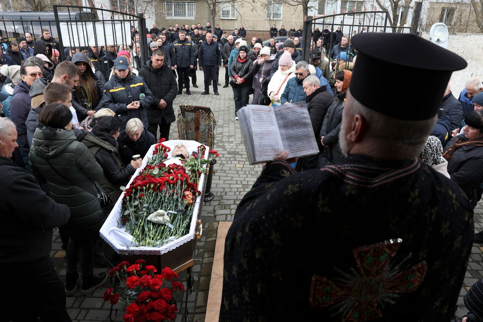 Родные и сослуживцы прощаются с украинским пожарным, скончавшимся от тяжелых ран через сутки после обстрела местности, на которой работал Виталий и спасатели. 18 марта / Victor Sajenko / AP / Scanpix / LETA