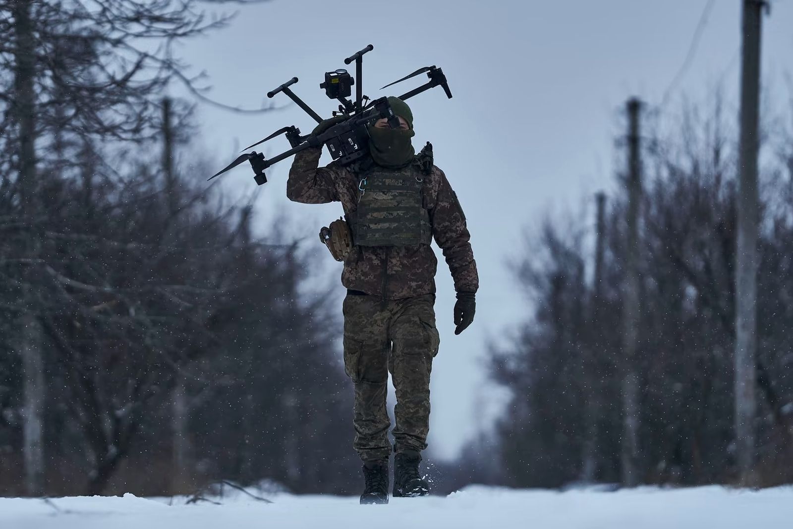 Украинский военный несет боевой дрон недалеко от линии фронта под Авдеевкой. 17 февраля / Libkos / AP / Atlantic​