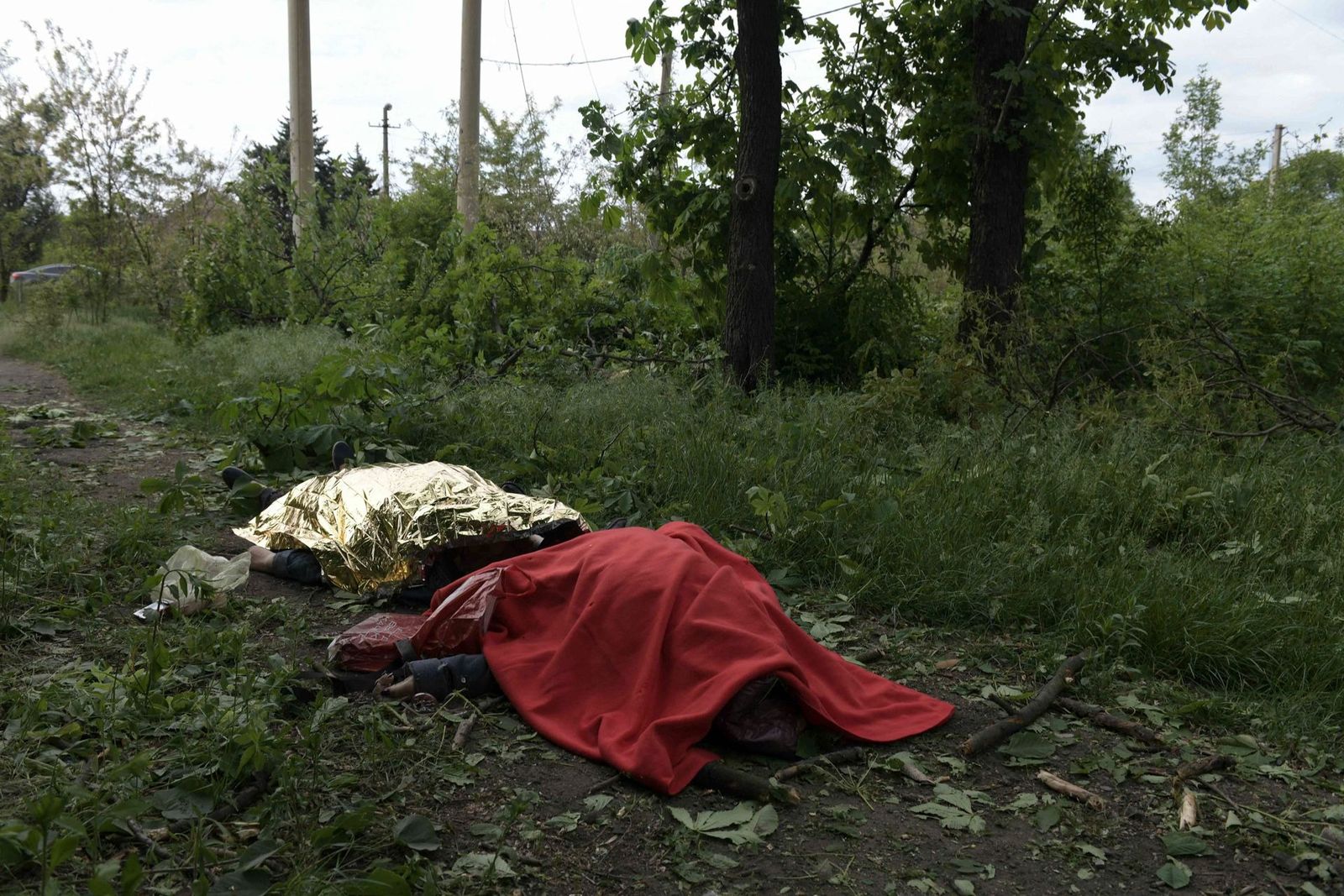 Тела погибших в результате обстрела Донецка. 16 мая / AFP / Scanpix / LETA