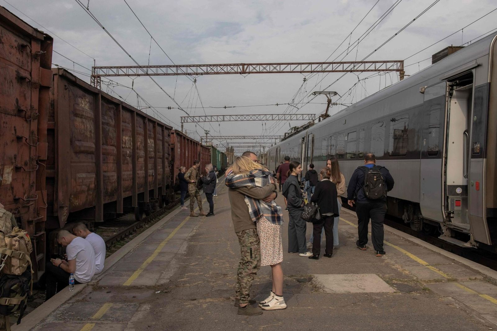 Украинка прощается с бойцом ВСУ в Краматорске, на последней действующей железнодорожной станции перед линией фронта. 2 октября / Roman Pilipey / AFP