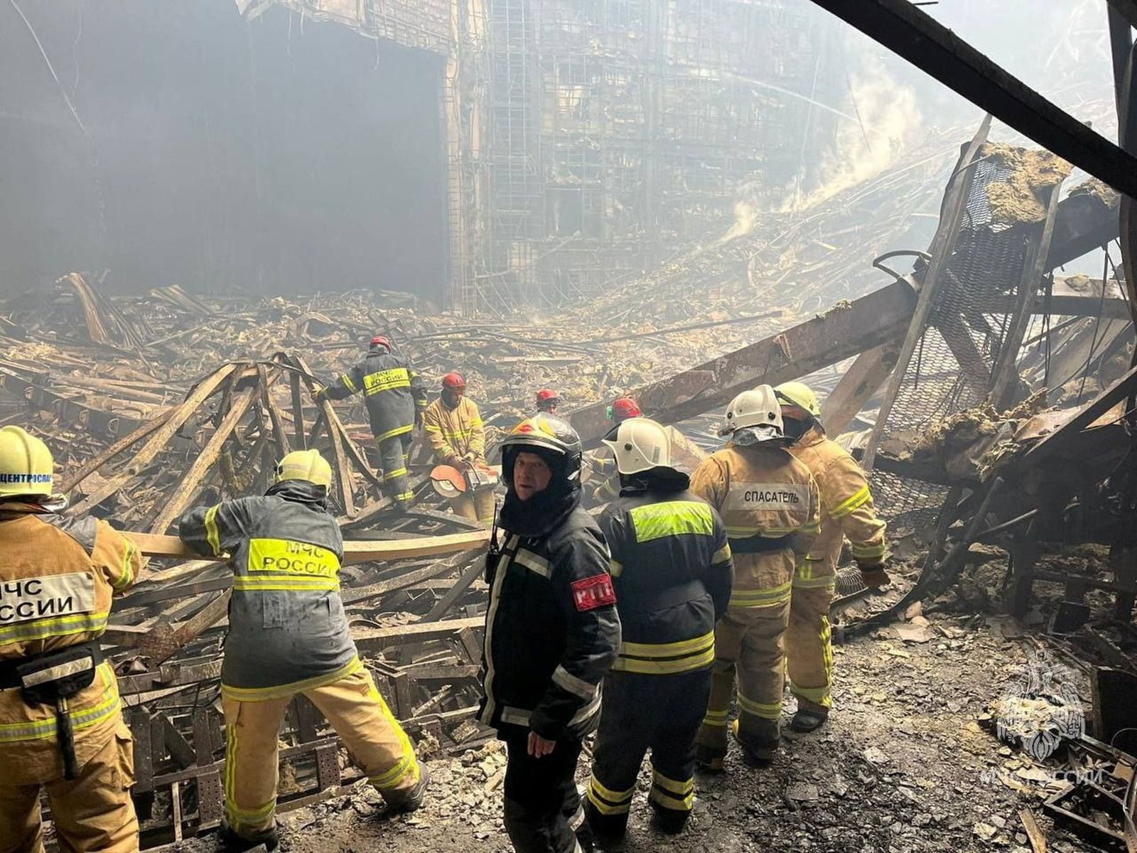 Спасатели разбирают завалы в районе сцены в «Крокусе». 23 марта / Russian Emergencies Ministry / Reuters