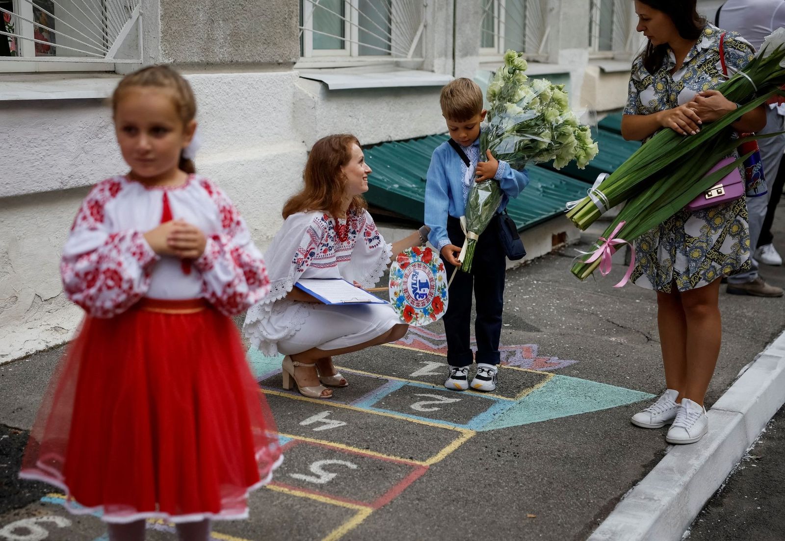 Первоклассники во время церемонии, посвященной началу нового учебного года, в Киеве. 1 сентября / Gleb Garanich / Reuters