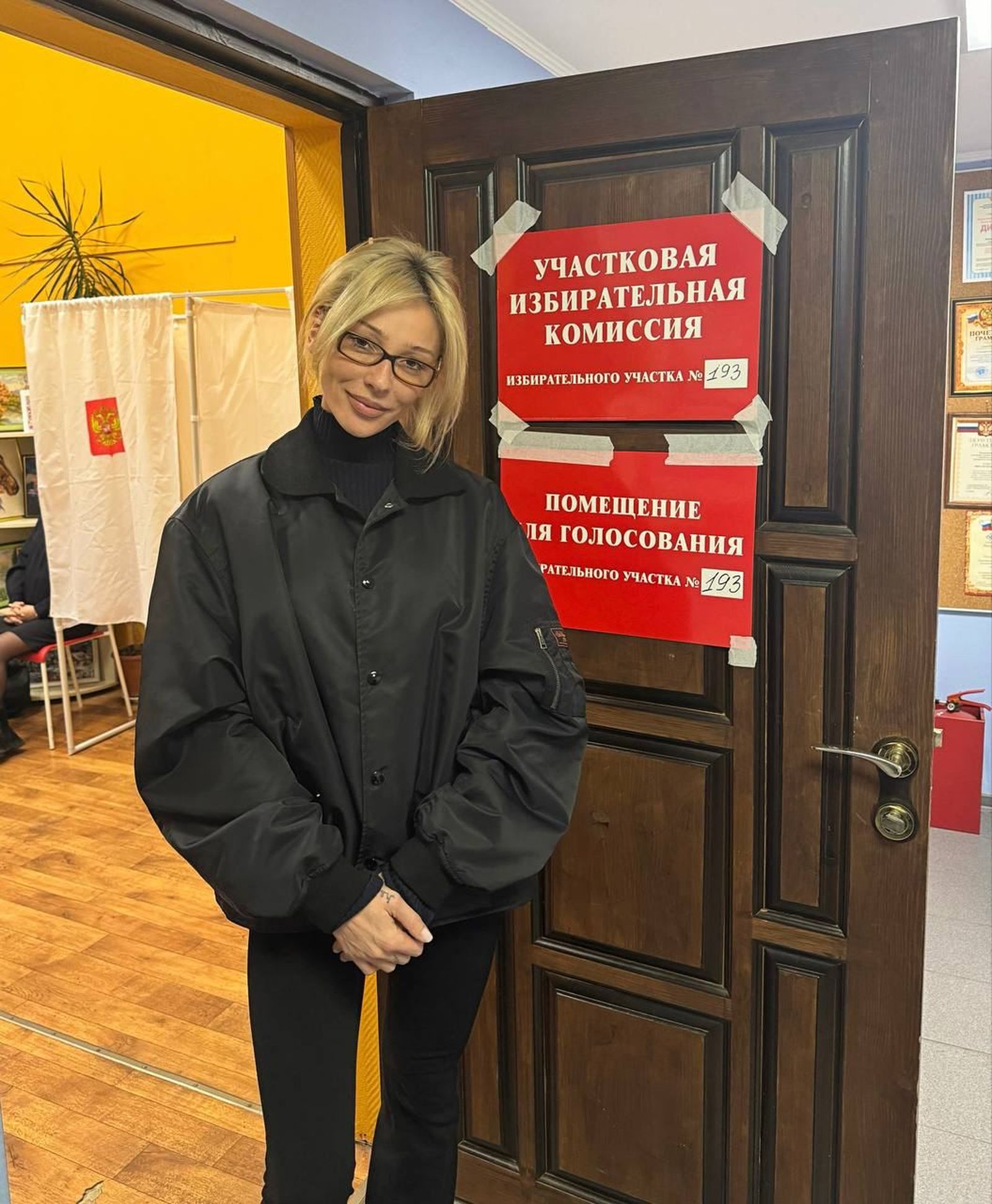 Блогер Настя Ивлеева возле «той самой двери» на избирательном участке во время президентских выборов. Ивлеева была организатором «голой вечеринки», которая прошла в московском клубе «Мутабор» в декабре. Фото с мероприятия попали в сеть, вызвав возмущ