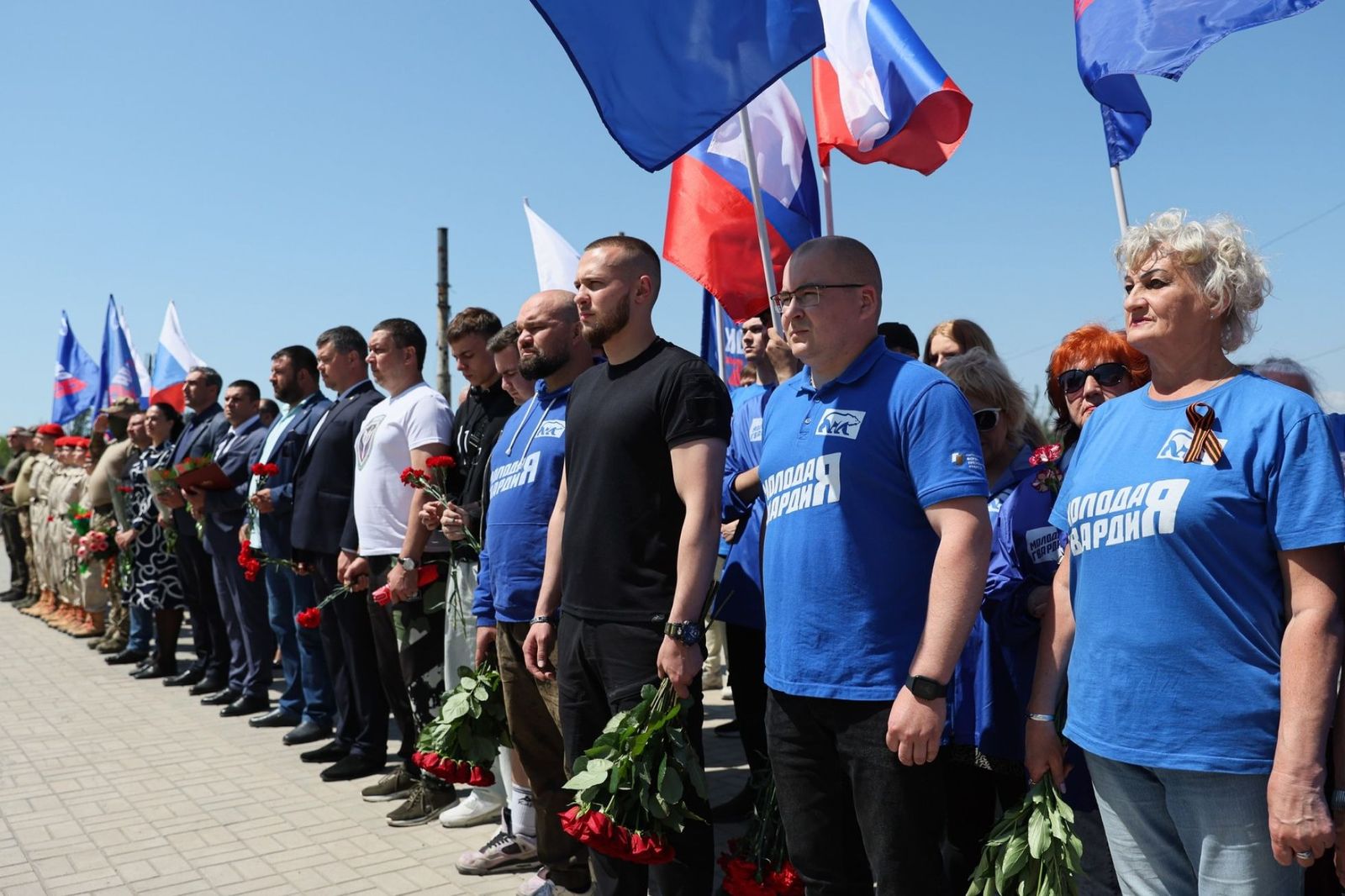 Акция «в честь второй годовщины освобождения города», организованная в Мариуполе. У мемориала памяти работникам «Азовстали», погибшим во Вторую мировую войну, развернули «знамя Победы длиной 200 метров», сообщал ТАСС. 20 мая / Дмитрий Ягодкин / ТАСС 