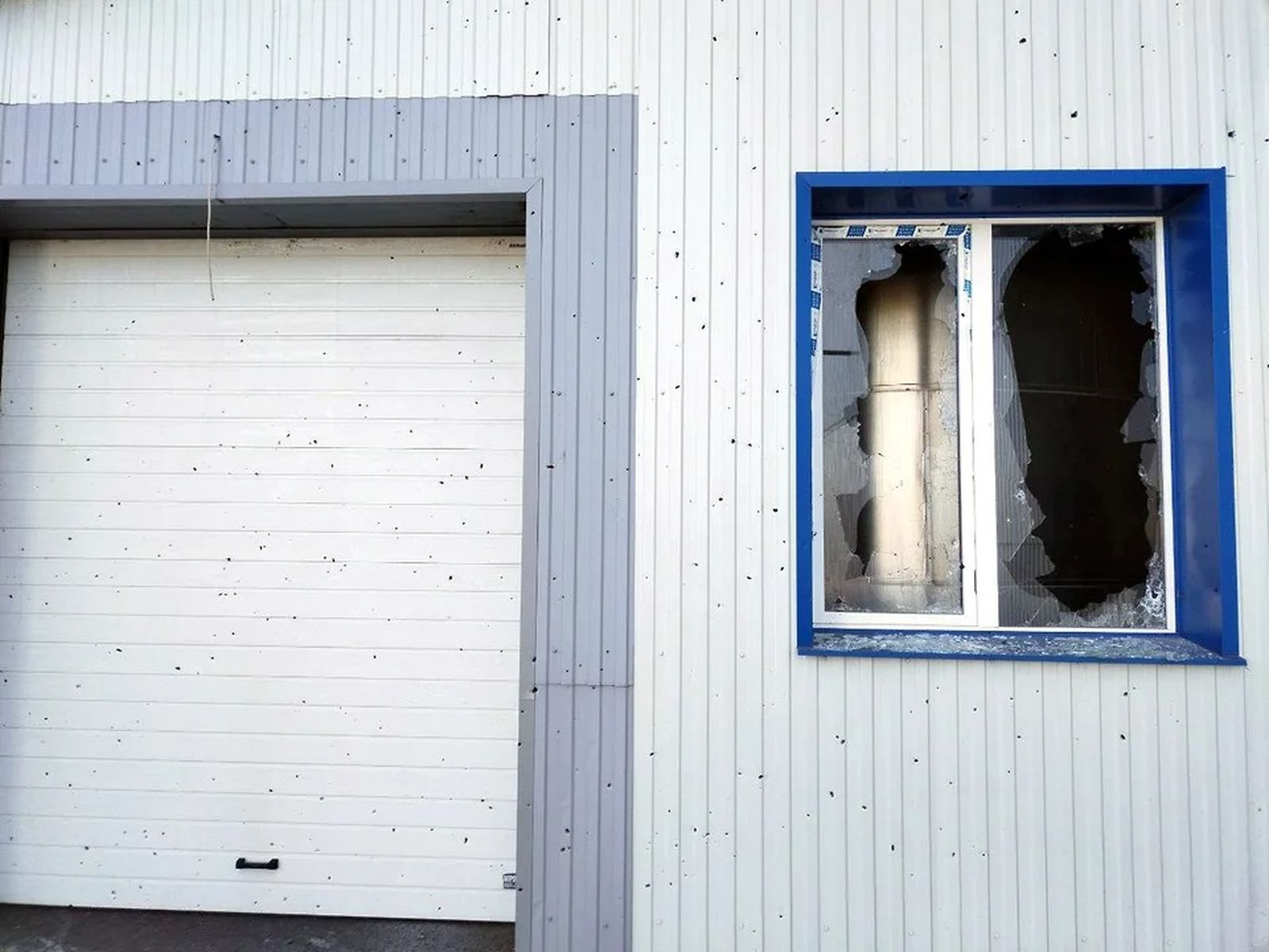 В ночь на 24 июля украинские коптеры атаковали территорию промышленного предприятия в городе Судже. Повреждены технологические помещения и некоторое оборудование, сообщил врио губернатора Курской области Алексей Смирнов. 24 июля / Telegram-канал Алек