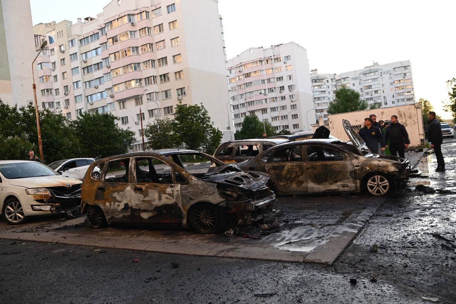 Автомобили, поврежденные в результате ночного обстрела Белгорода. 9 мая / Телеграм-канал Вячеслава Гладкова