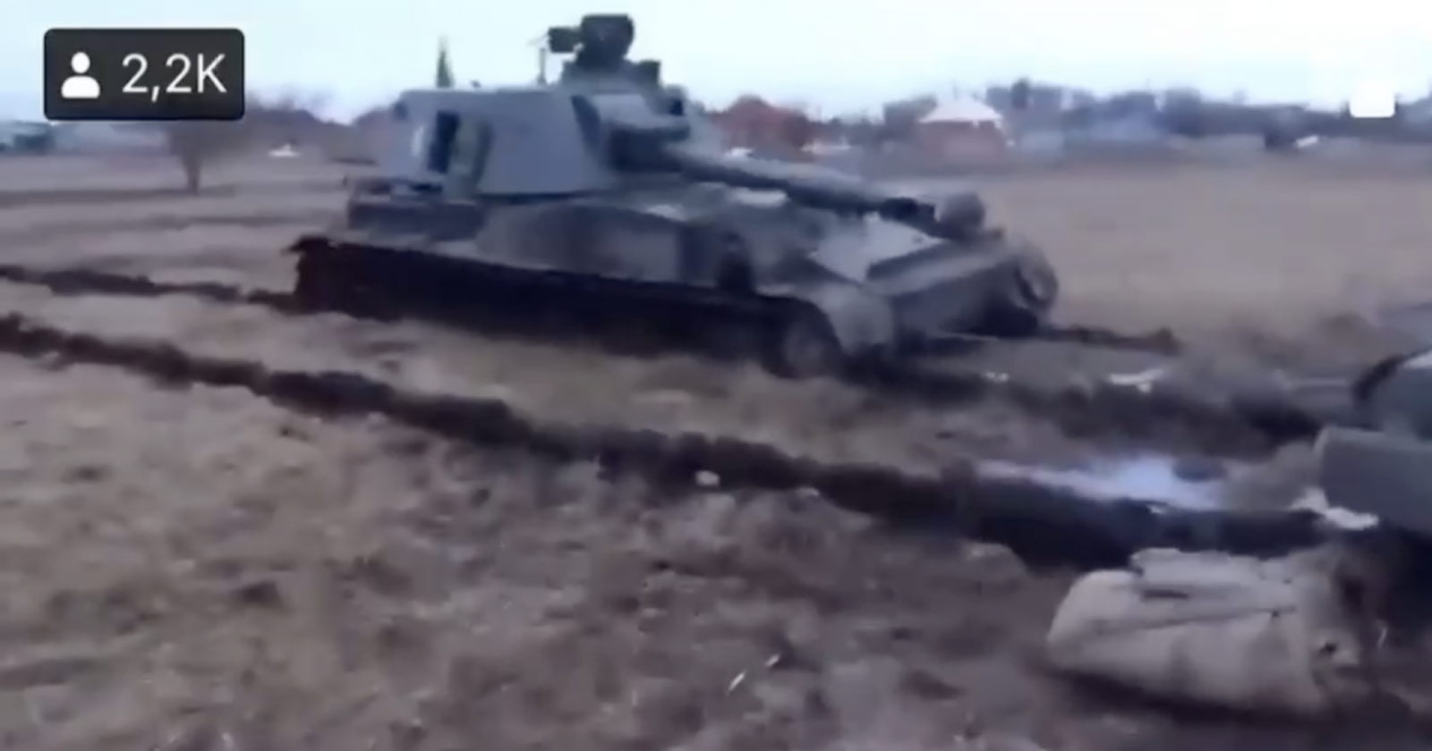Фрагмент из видео группы застрявших в грязи САУ, пытавшихся отступить с позиций под наступлением ВСУ Фрагмент из видео группы застрявших в грязи САУ, пытавшихся отступить с позиций под наступлением ВСУ