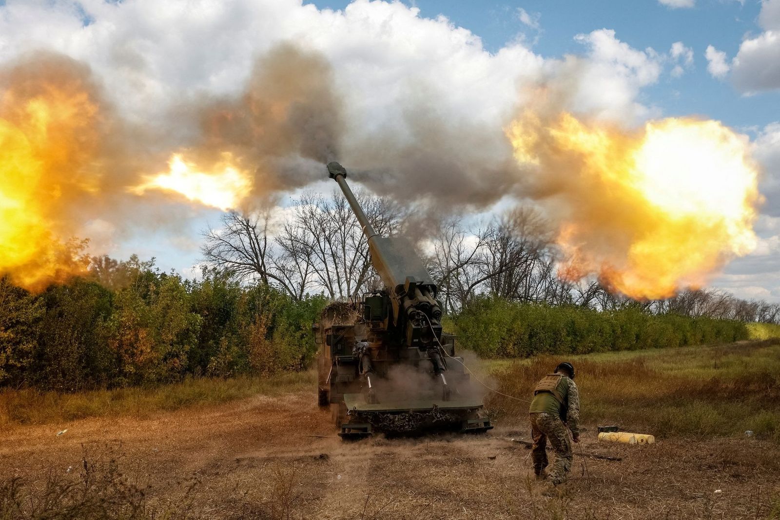 Украинский военнослужащий стреляет из самоходной гаубицы 2С22 «Богдана» по российским войскам в Донецкой области. 13 сентября / Radio Liberty / Serhii Nuzhnenko / Reuters