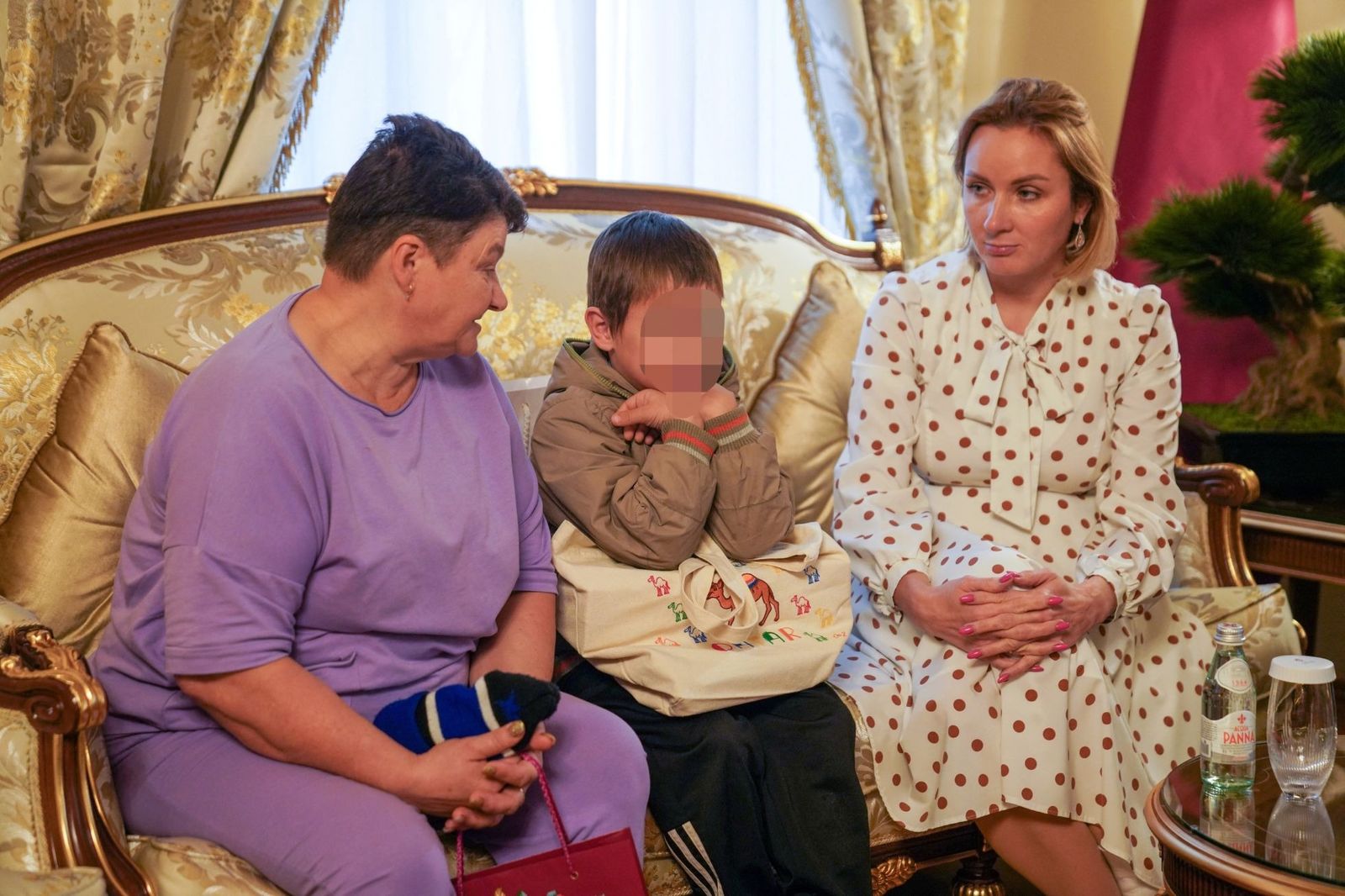 Ребенок, вернувшийся из России в Украину при посредничестве Катара. Семилетний мальчик — один из трех украинских детей, которых удалось вернуть на родину из России при посредничестве Катара. Украина неоднократно обвиняла Россию в депортации украински