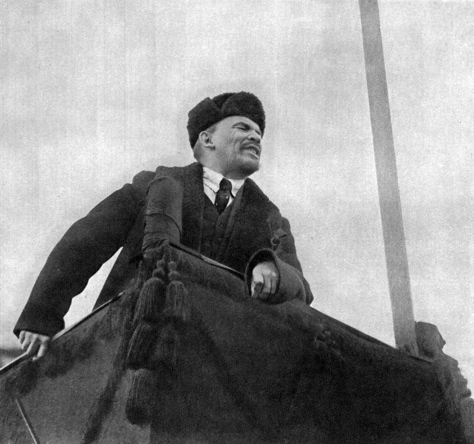 В. И. Ленин произносит речь на Красной площади в день празднования 1-й годовщины Великой Октябрьской социалистической революции. Москва, 7 ноября 1918 года / Неизвестный автор В. И. Ленин произносит речь на Красной площади в день празднования 1-й годовщины Великой Октябрьской социалистической революции. Москва, 7 ноября 1918 года / Неизвестный автор