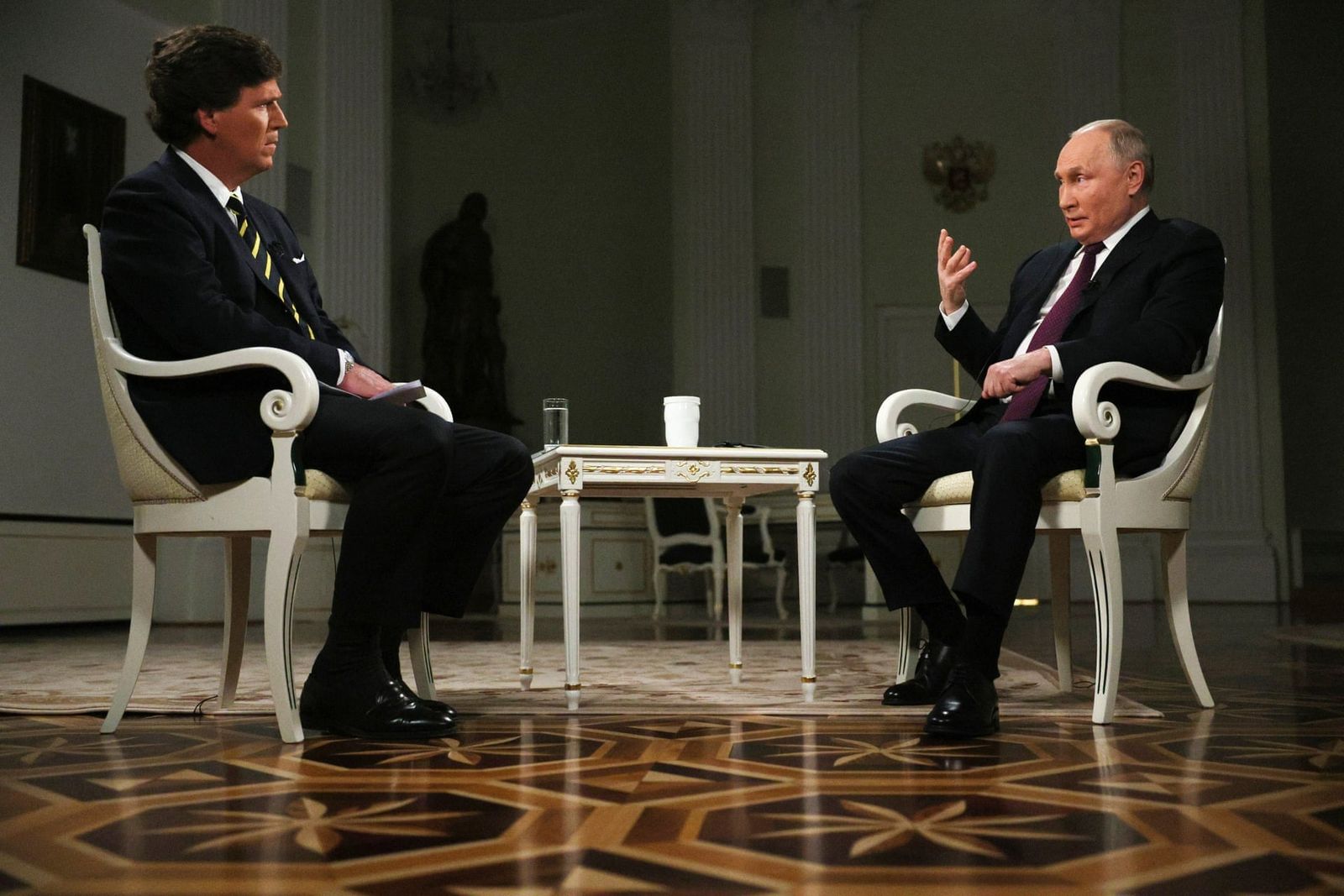 Владимир Путин беседует с бывшим ведущим телеканала Fox News Такером Карлсоном во время интервью в Кремле. В ходе интервью Путин заявил, что он готов обменять находящегося в немецкой тюрьме киллера Вадима Красикова на американского журналиста Эвана Г