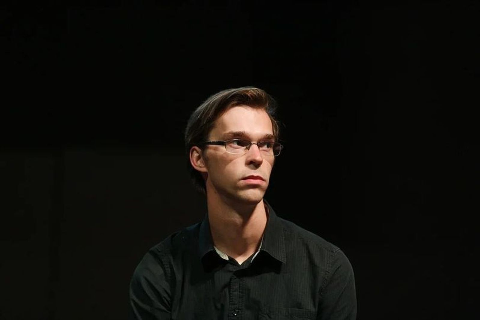 «…как только я начинаю идти в ту сторону, где занимаюсь... своим эго, то чувствую, что время начинает меня запихивать под ковер, переезжать, зажимать, и я теряю свободу» / Фото: Facebook / «Это что-то похожее на самоубийство». Режиссер Электротеатра о fringe-драме, радикальности аниме и принятии Другого — Discours.io