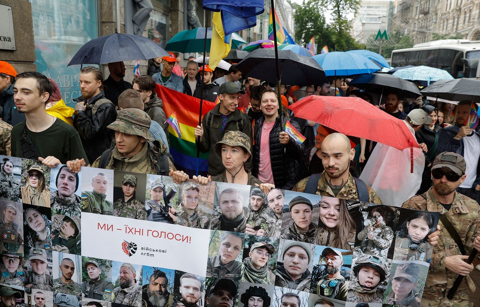 Марш равенства «КиевПрайд» впервые после начала войны проходит в Киеве. Организаторы мероприятия просили провести марш в киевском метро, но городская администрация ответила отказом, попросив выбрать другое место. В нем участвовали ЛГБТК-люди, военнос
