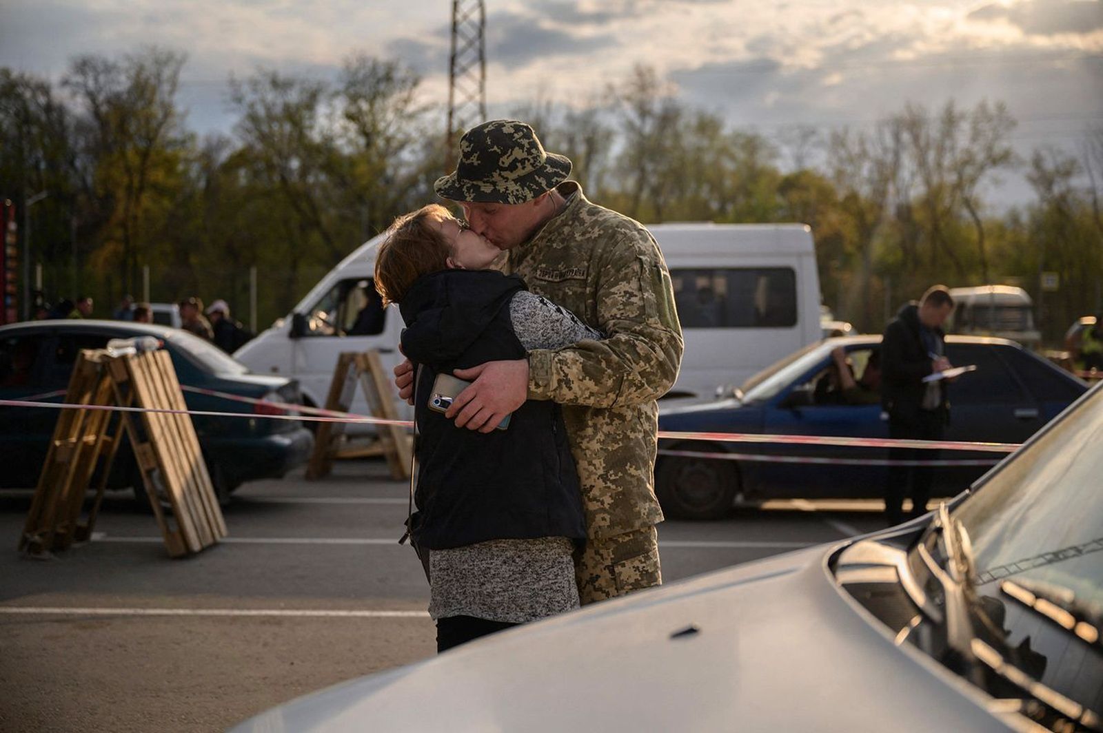 Украинский военный Григорий и его жена Оксана впервые встретились после того, как Оксане удалось выехать из оккупированной российскими войсками Михайловки в Запорожье. Бои продолжаются в других населённых пунктах области. 1 мая был обстрелян город Ор