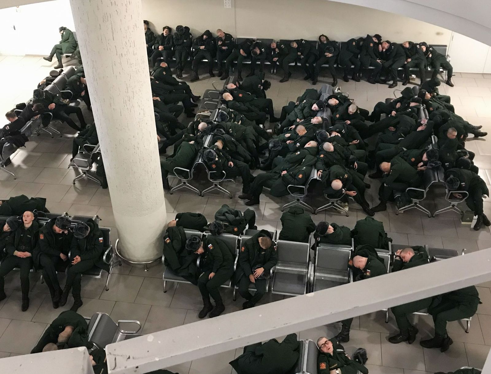 Российские срочники в аэропорту Пулково. С 1 января 2024 года на срочную службу в армии будут призывать россиян в возрасте от 18 до 30 лет. 23 октября / Meduza