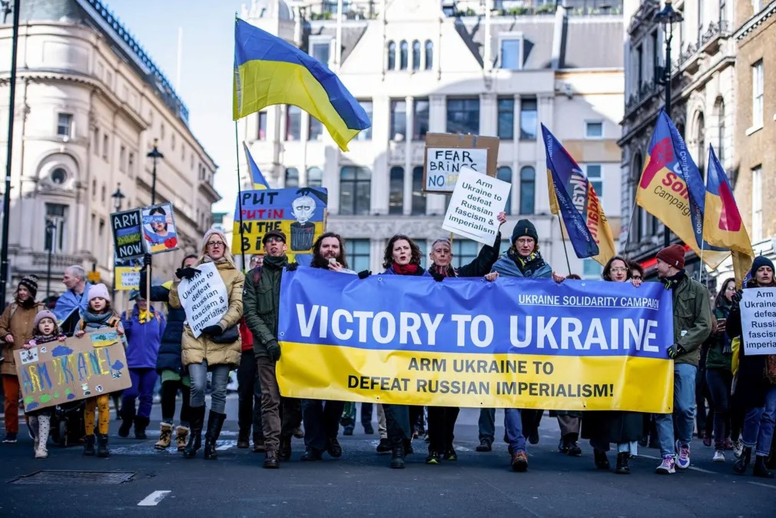 Протестующие маршируют по Лондону в знак солидарности с Украиной после первой годовщины российского вторжения. 26 февраля / Loredana Sangiuliano / SOPA Images / REX / Shutterstock / The Guardian 