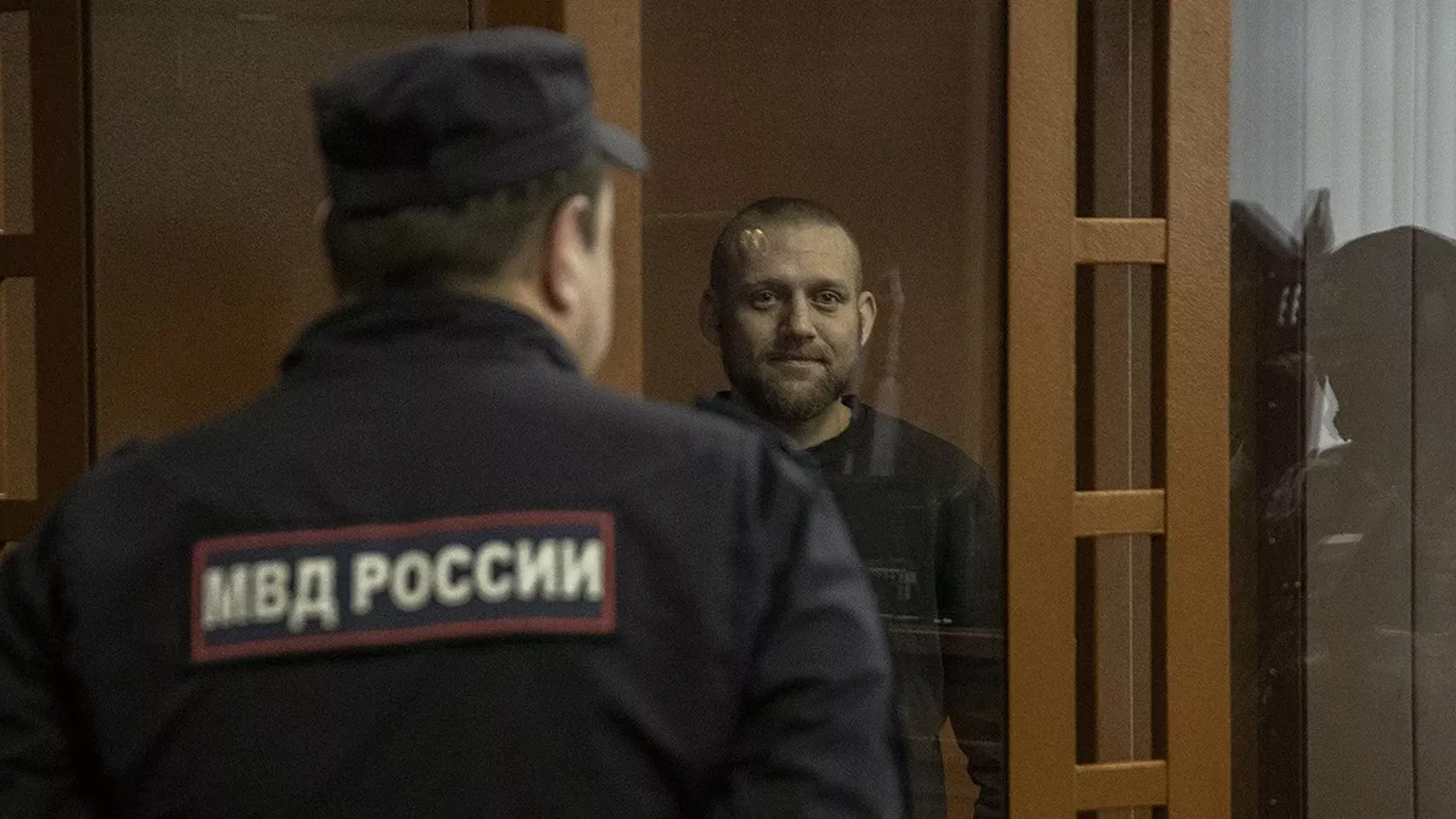 Всеволод Королев, 36-летний режиссер-документалист, философ, поэт, корреспондент «Дискурса», обвиняемый в «фейках» о российской армии, в Выборгском районном суде Петербурга. 20 марта его приговорили к трем годам колонии общего режима. «Мемориал» приз