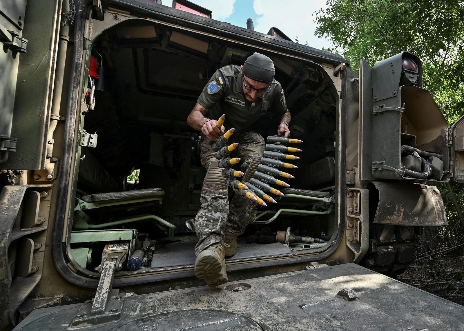 Украинский военнослужащий 47-й отдельной механизированной бригады «Магура» готовит боевую машину пехоты М2 «Брэдли» к боевым действиям на позиции вблизи линии фронта в Запорожской области Украины. 7 сентября / Reuters 