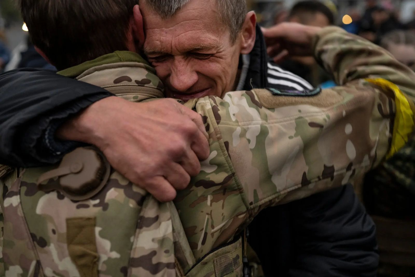 Мужчина обнимает украинского военнослужащего после того, как ВСУ освободили Херсон. 12 ноября / Lynsey Addario / The New York Times