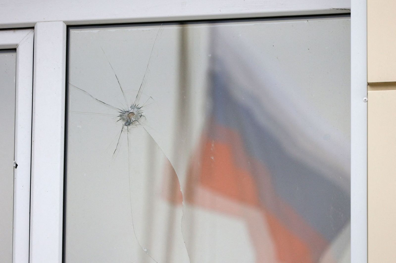 Трещина в окне, образовавшаяся после обстрела в Белгороде. По словам главы региона Вячеслава Гладкова, за неделю в Белгородской области погибли 16 мирных жителей. 19 марта / AFP / Scanpix / LETA