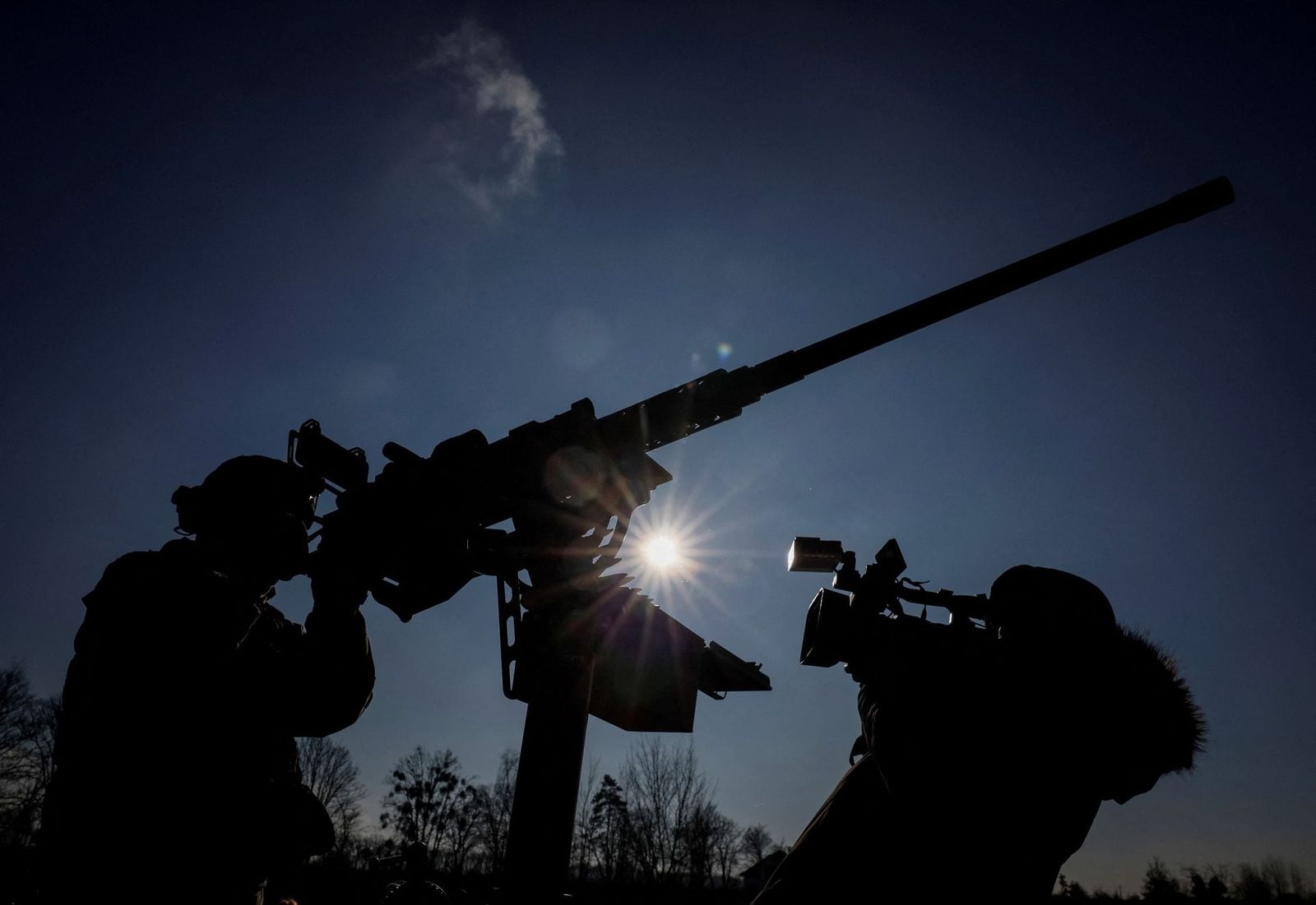 Оператор снимает украинского военнослужащего из подразделения противовоздушной обороны недалеко от Киева. 30 января / Gleb Garanich / Reuters