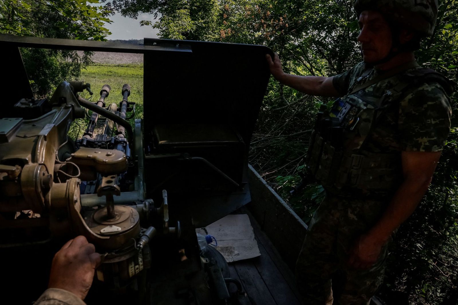 Украинское подразделение ПВО в Донецкой области: бойцы используют спаренную зенитную установку ЗУ-23-2. 4 июля / Alina Smutko / Reuters / Scanpix / LETA