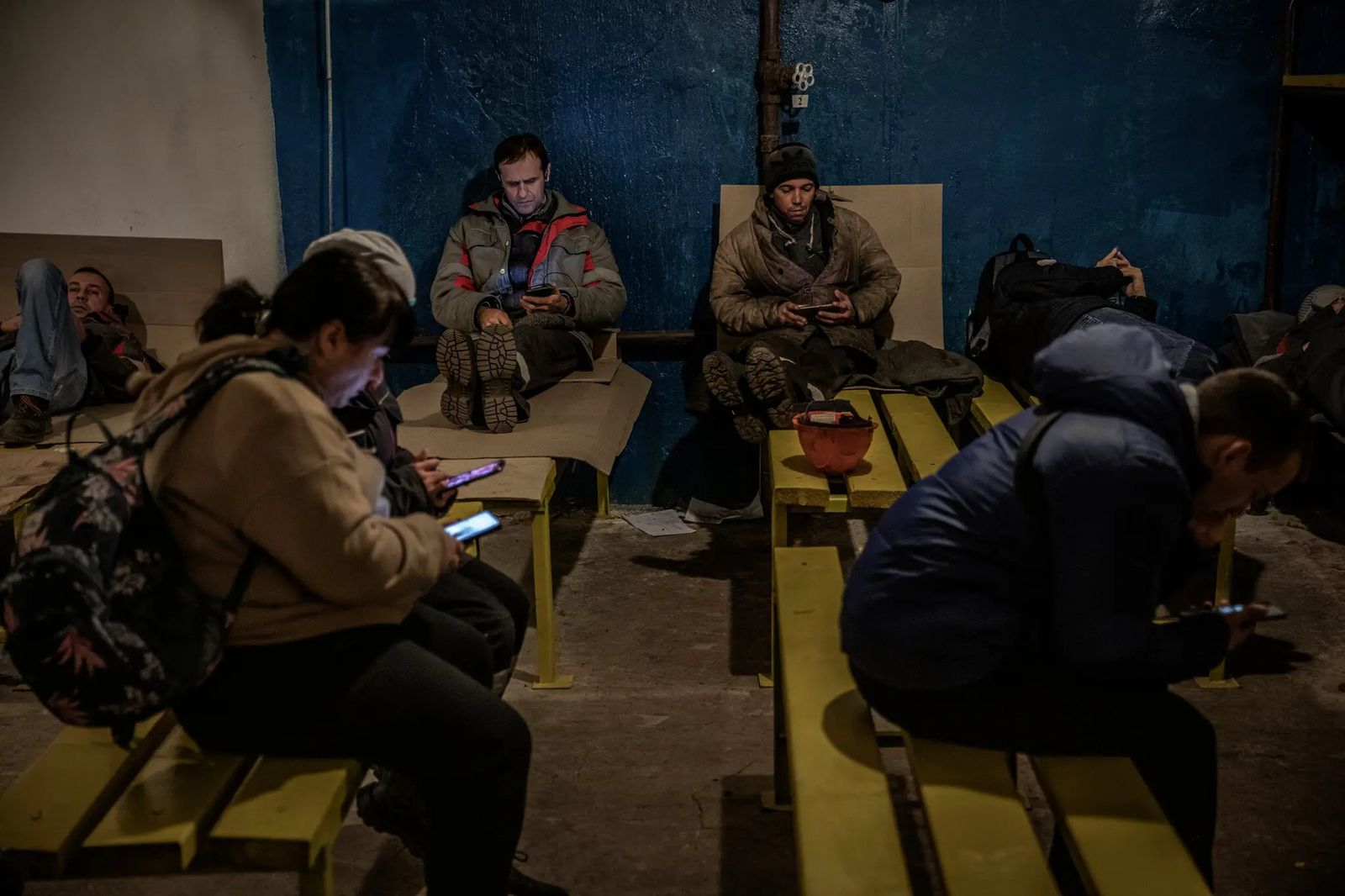Работники Запорожского металлургического завода укрываются в убежище во время воздушной тревоги. 8 ноября / Finbarr O’Reilly / The New York Times