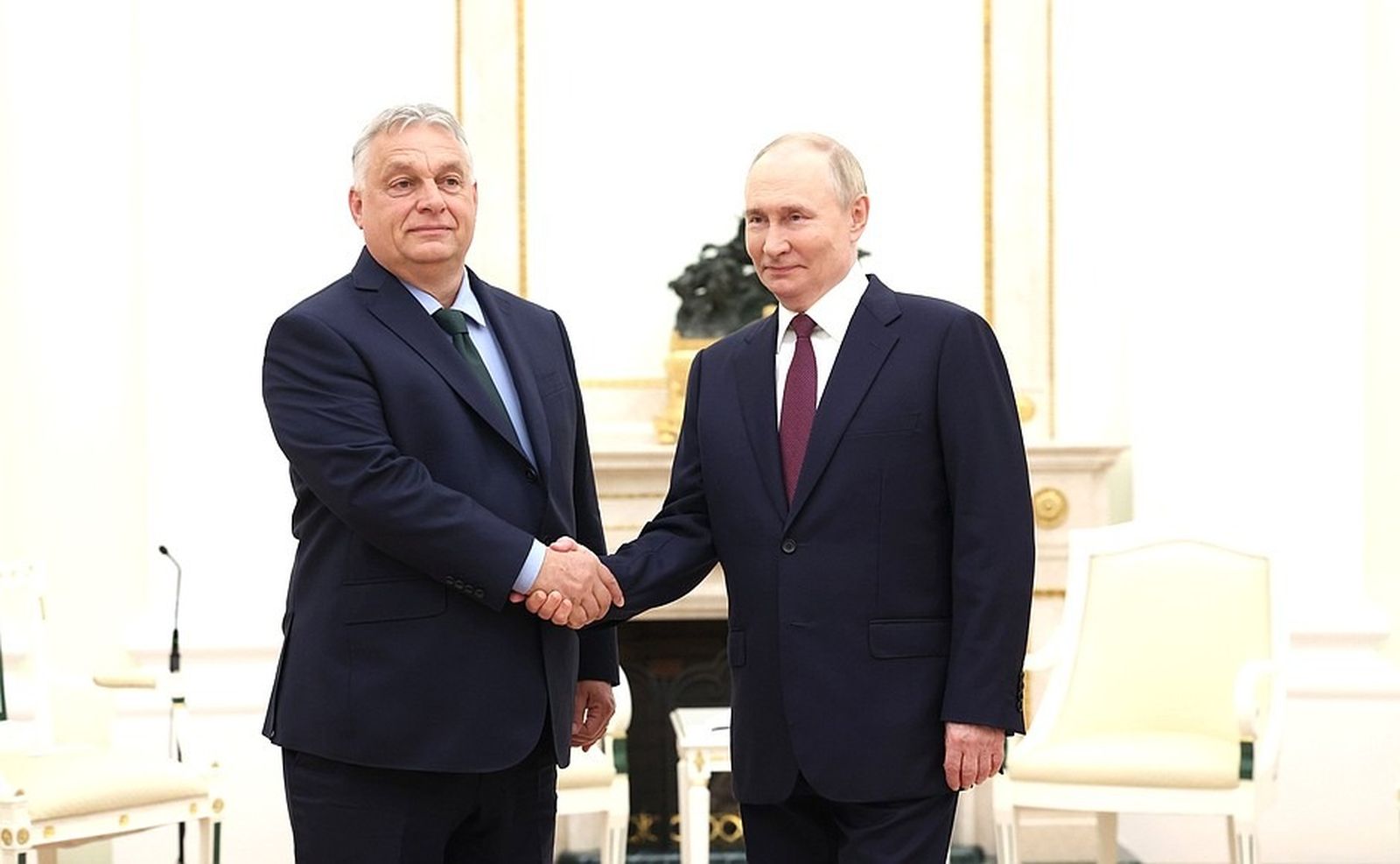 Президент России Владимир Путин на встрече с Премьер-министром Венгрии Виктором Орбаном в Москве. Виктор Орбан стал вторым лидером страны Евросоюза, приехавшим в Москву после начала полномасштабного вторжения войск РФ в Украину. 5 июля / Валерий Шари