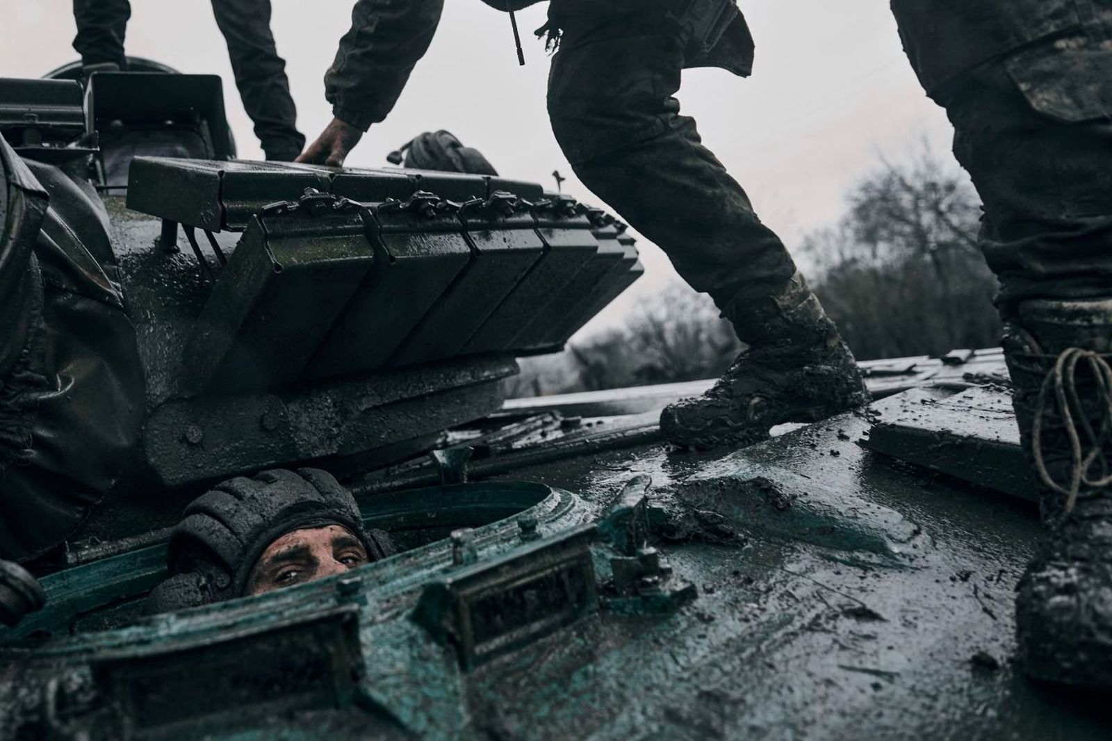 Украинский военнослужащий выглядывает из башни брошенного российского танка в Донецкой области. 22 ноября / Libkos / AP / CNN