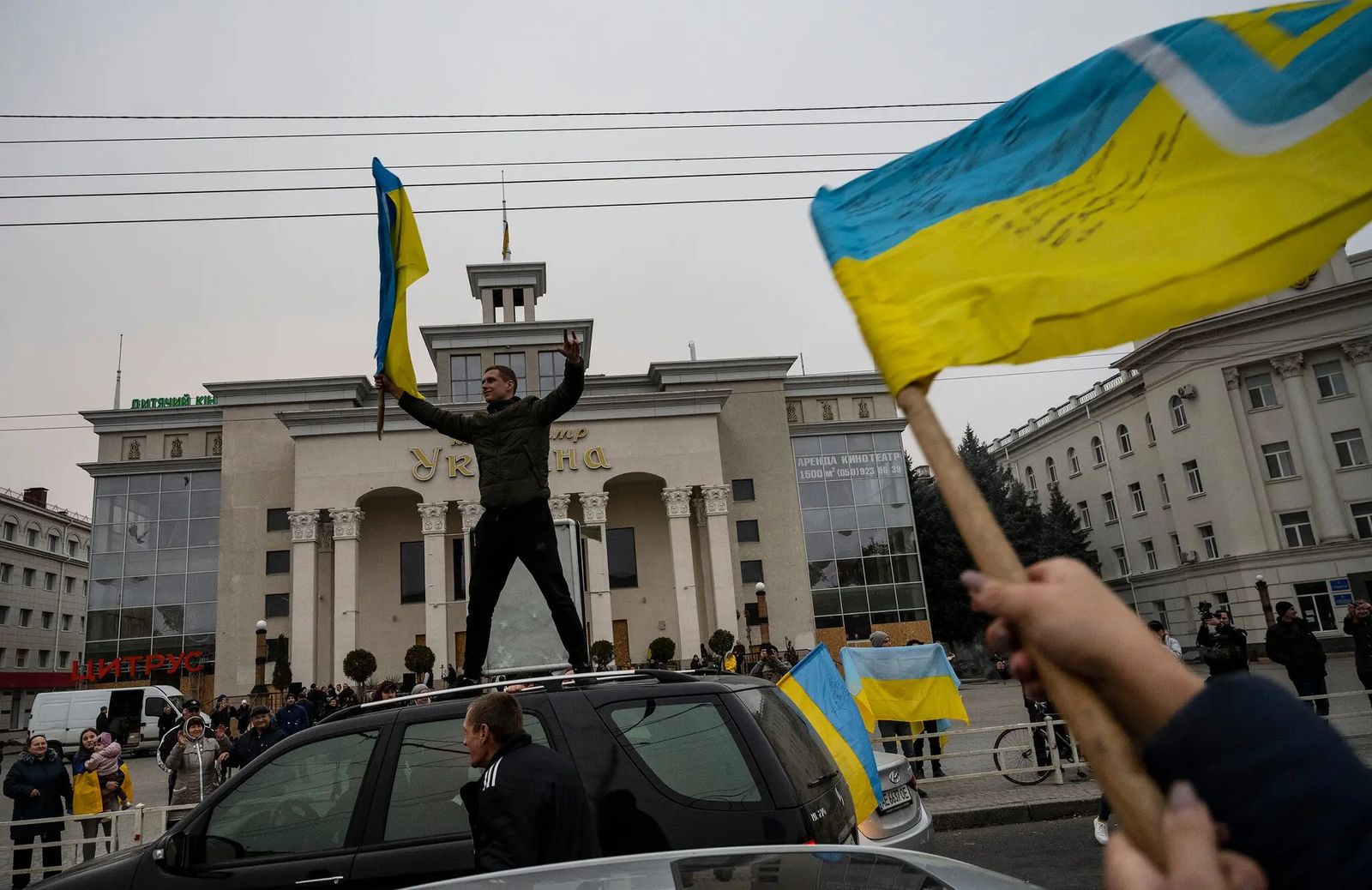 Жители Херсона празднуют возвращение ВСУ в Херсон. 12 ноября / Lynsey Addario / The New York Times