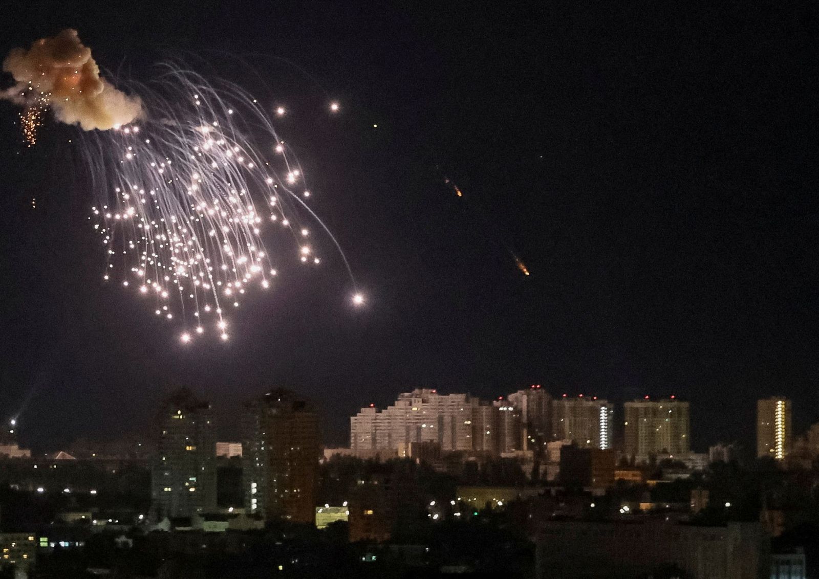 Взрыв в небе над Киевом во время удара российского беспилотника. 12 сентября / Gleb Garanich / Reuters