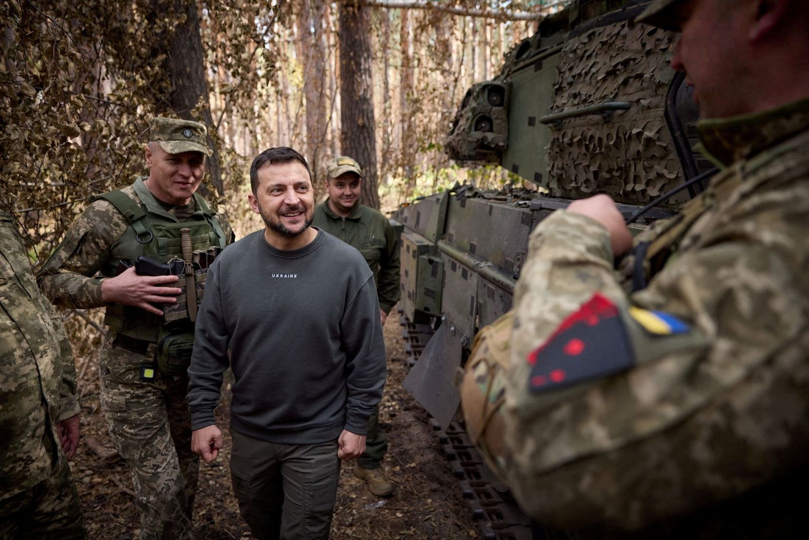 Президент Украины Владимир Зеленский осматривает танк Leopard 2 во время посещения позиций украинских войск на передовой в неизвестном месте. 5 октября /  Ukrainian Presidential Press Service / Reuters