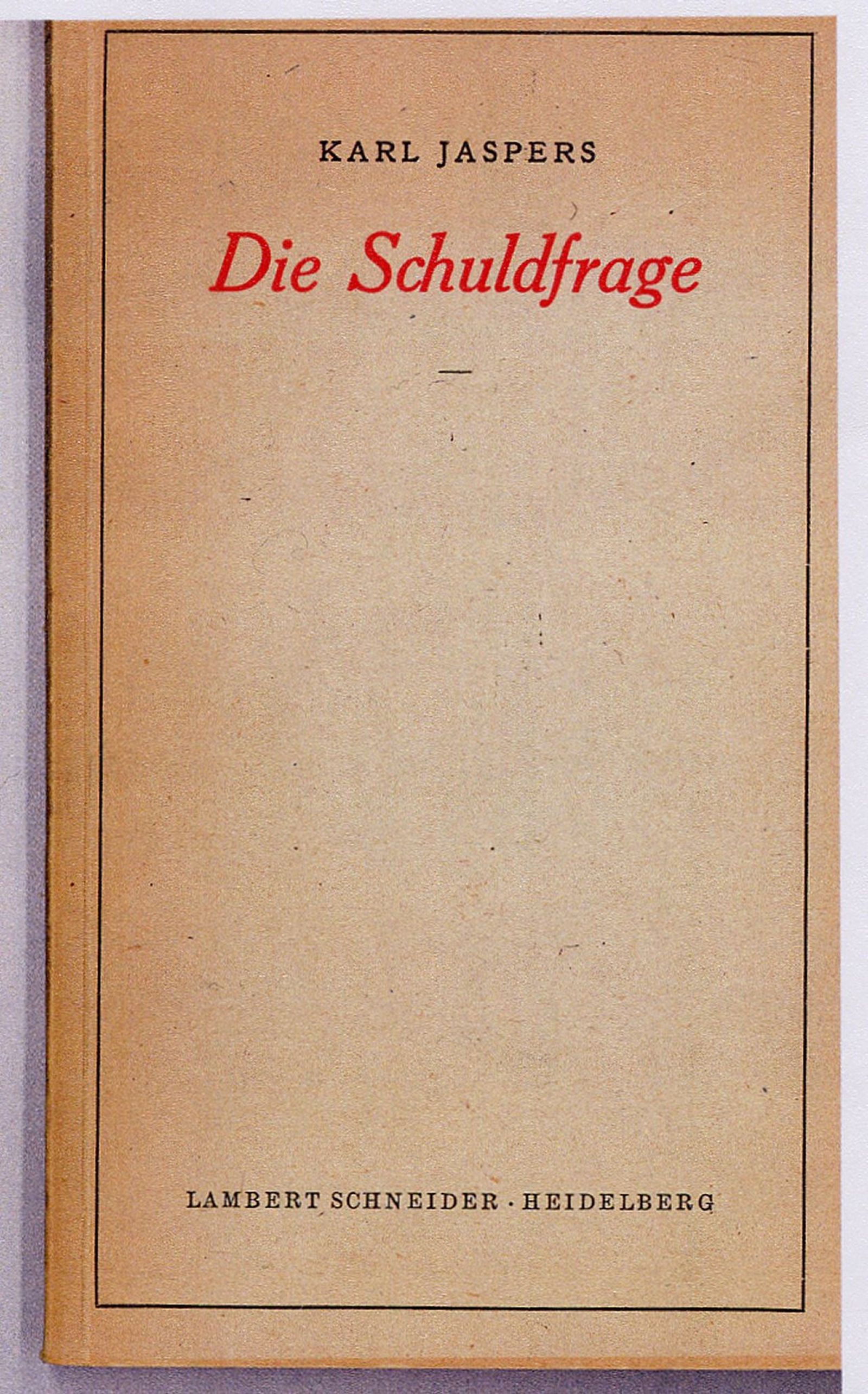 Первое издание «Вопрос о виновности», в котором Ясперс отвергает коллективную вину немцев, но признает моральную ответственность (индивидуальную) каждого / Lambert Schneider Verlag, Heidelberg, 1946