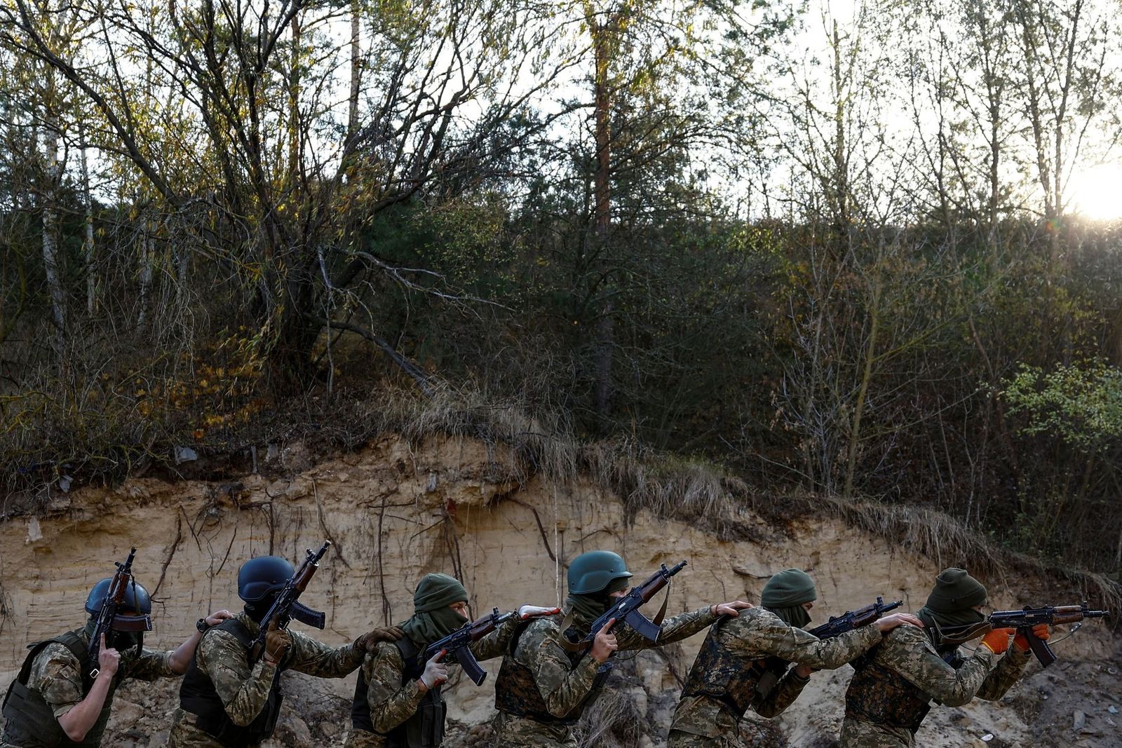 Добровольцы Международного легиона Вооруженных Сил Украины тренируются во время военных учений в неизвестном месте в Киевской области, Украина. 24 октября / Valentyn Ogirenko / Reuters