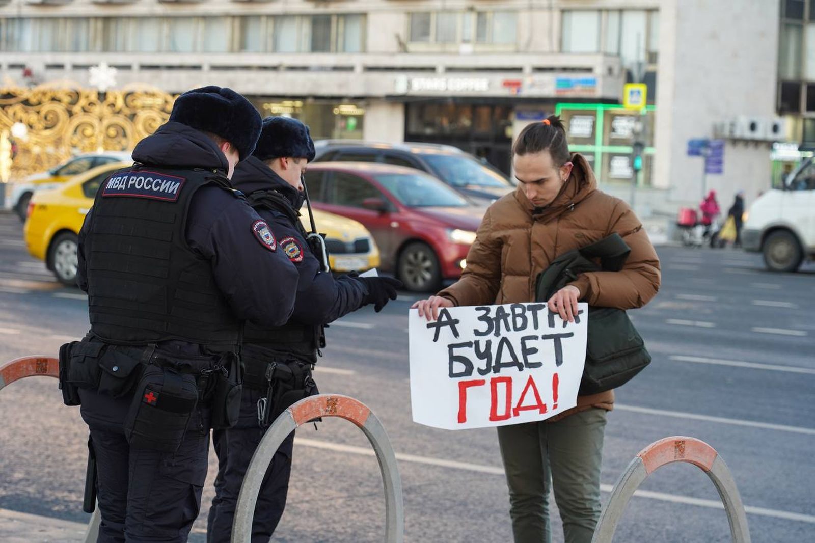 Мужчина вышел на одиночный пикет с плакатом «А завтра будет год!». Сотрудники полиции задержали молодого человека, после чего отпустили из отдела полиции с протоколом по статье о «дискредитации» армии. 23 февраля / Гоша Гузовский / Avtozak LIVE
