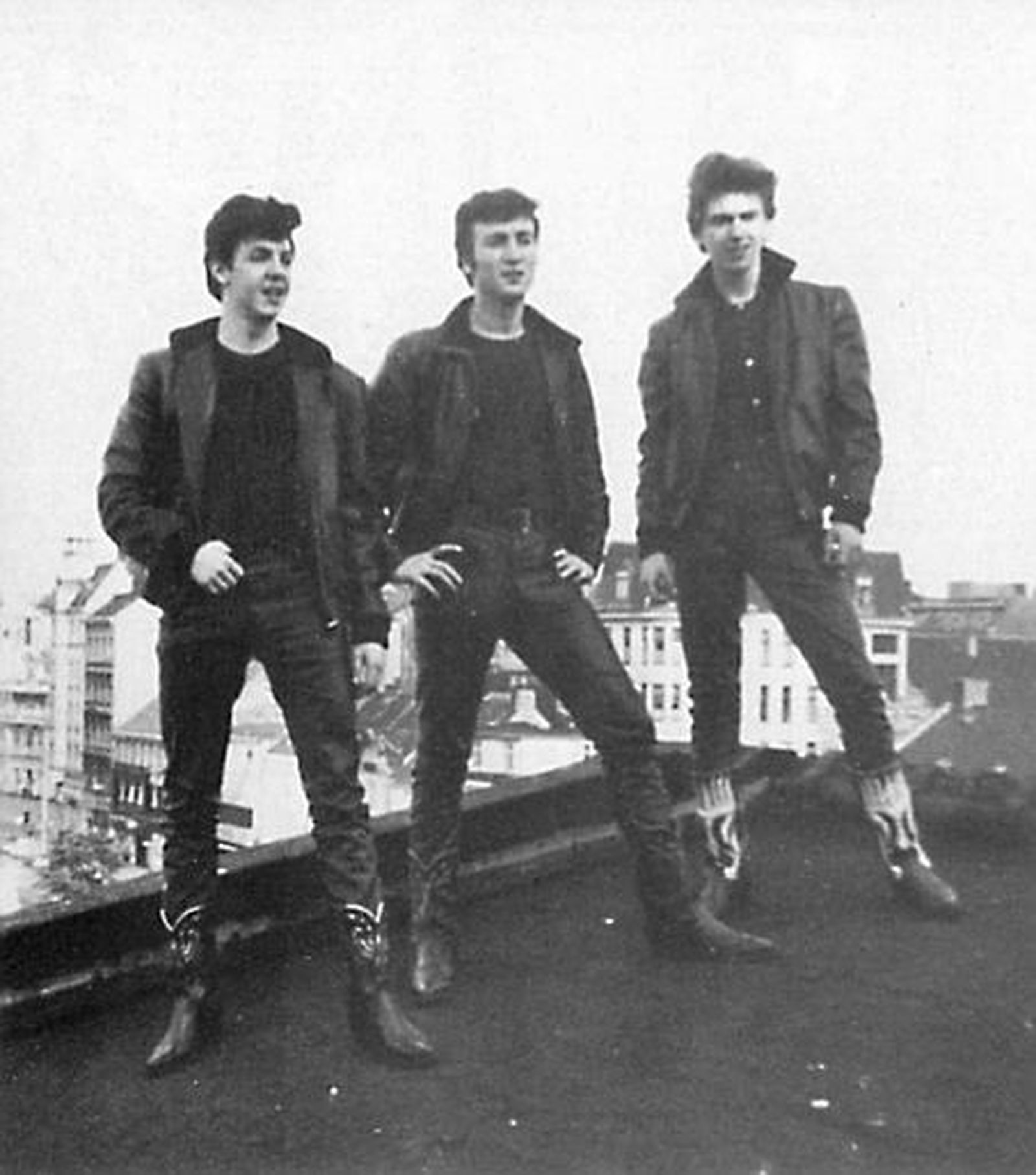 Джон Леннон (в центре) в 1961 году в апреле во время второй поездки Битлз в Гамбург / Фото: Неизвестный автор