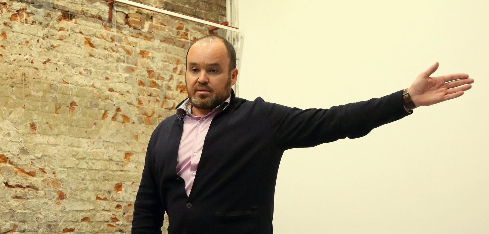 Ольга Романова, основатель движения «Русь Сидящая», называет Алексея Федярова «прокурором, перешедшим на сторону света». 10 лет Алексей проработал в прокуратуре, а сегодня он руководитель правового департамента «Руси сидящей», писатель и лауреат литературной премии журнала «Знамя», автор книги «Невиновные под следствием», в которой рассказывает, как отстаивать свои права, если на них посягают представители власти / Лучше быть готовым. Координатор «Руси Сидящей» Алексей Федяров о том, что делать, когда полицейские нарушают ваши права — Discours.io