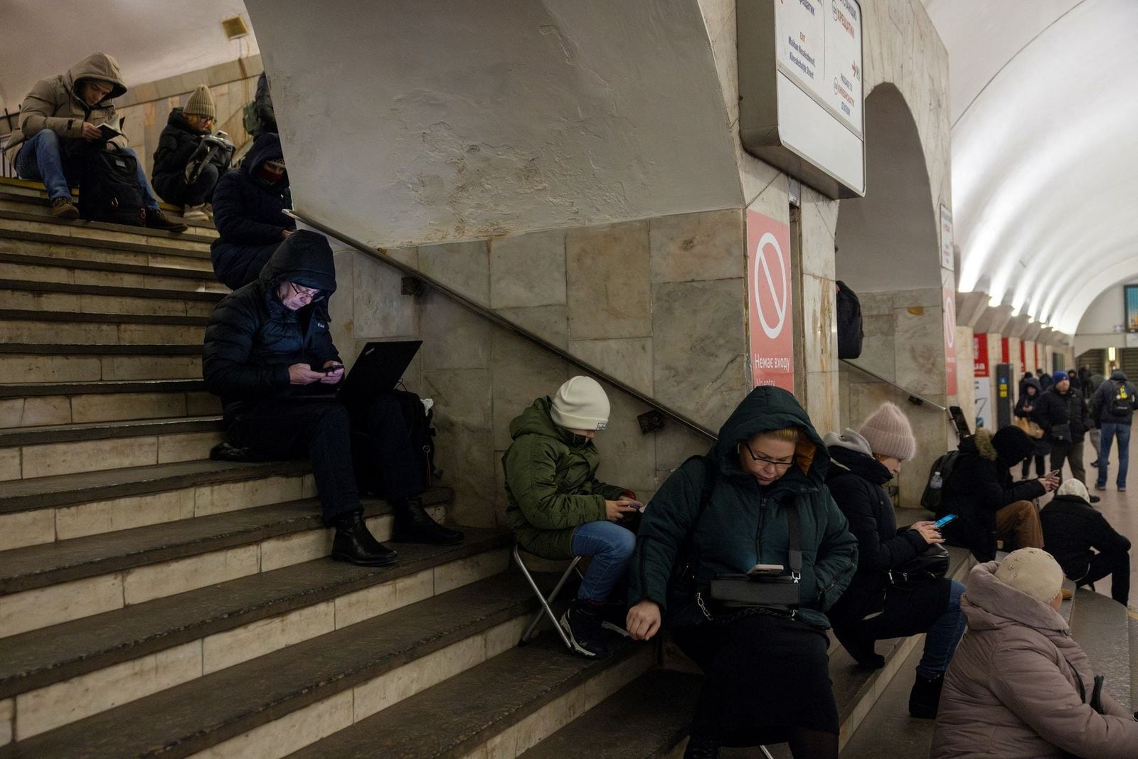 Люди укрываются на станции киевского метрополитена во время российского обстрела по городу. 23 января / Thomas Peter / Reuters