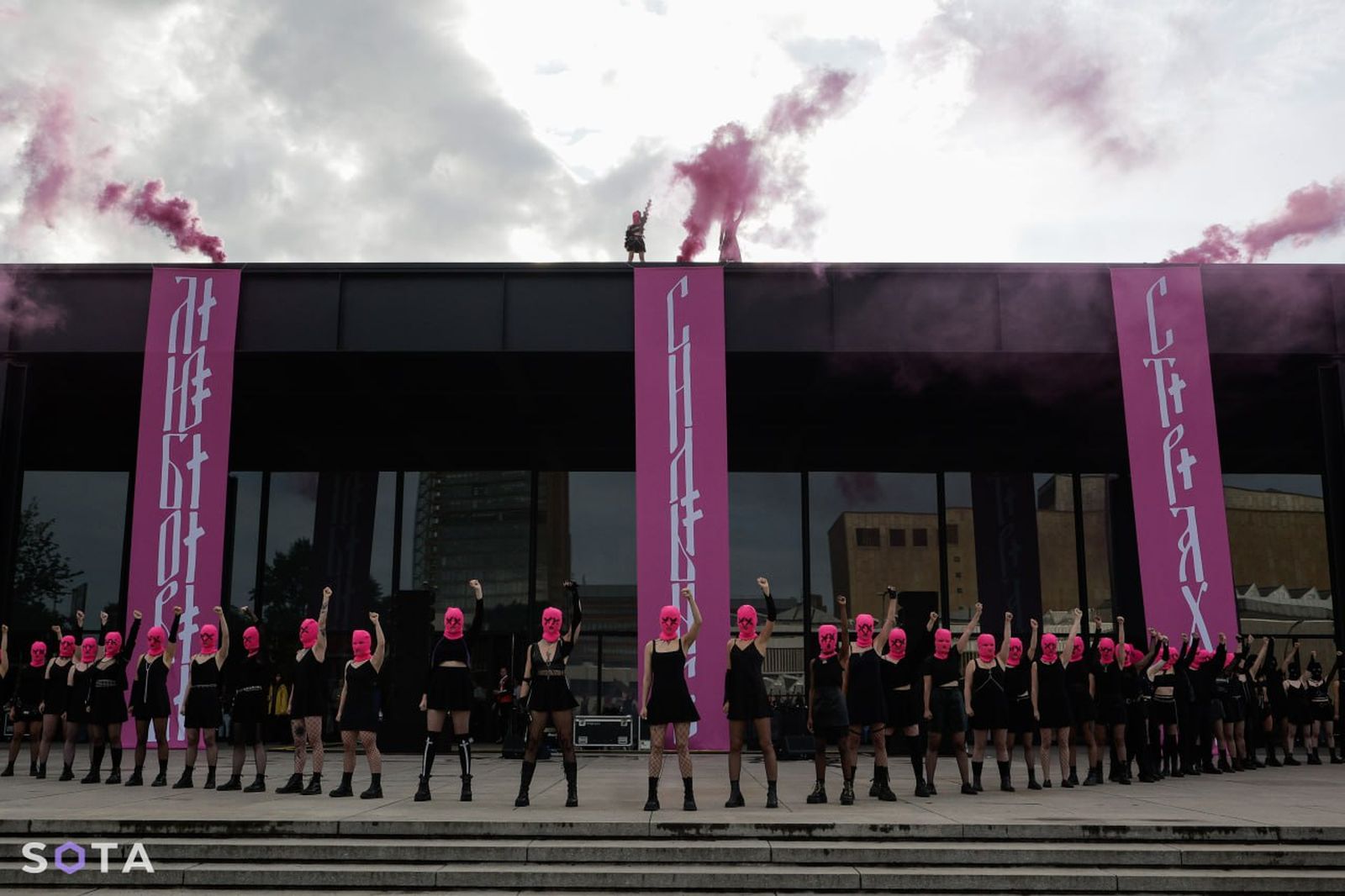Панк-группа Pussy Riot провели перформанс «Любовь сильнее страха» в поддержку политзаключенных возле Новой национальной галереи в Берлине. 4 июля / Ганс Шолль / SOTA