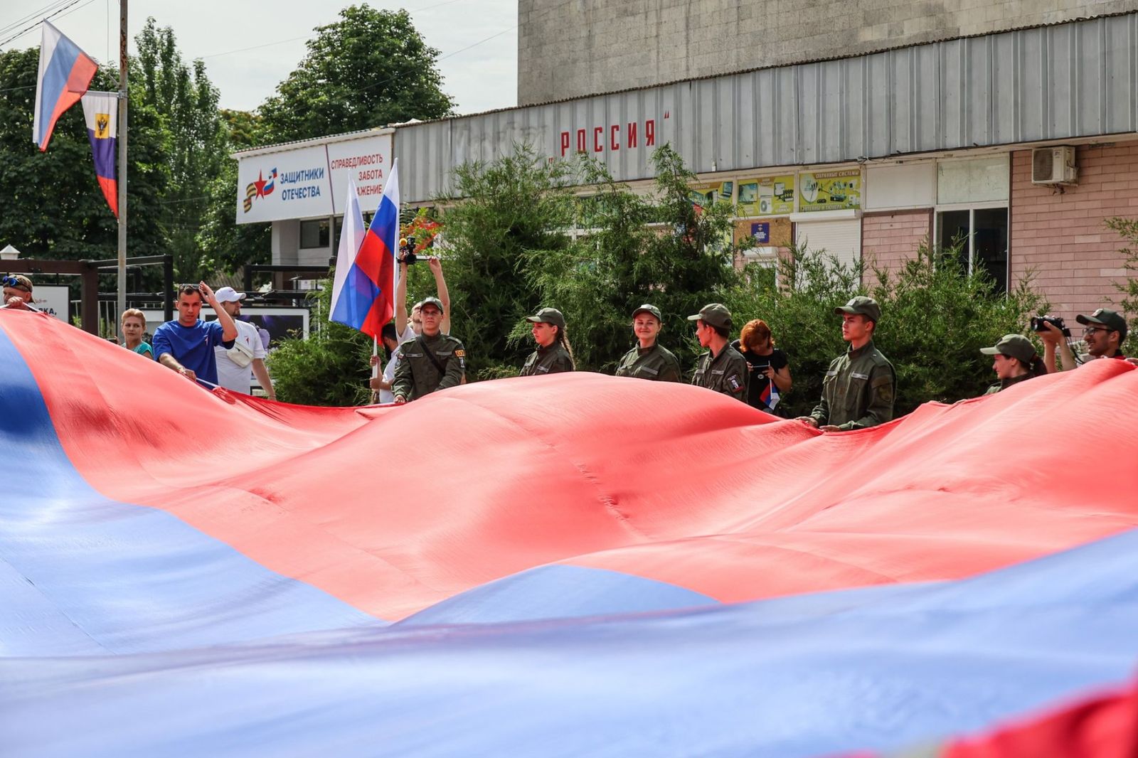 В Геническе в оккупированной Россией части Херсонской области на торжественной церемонии развернули флаг РФ размером 10 на 15 метров. 12 июня / Алексей Коновалов / ТАСС / Profimedia