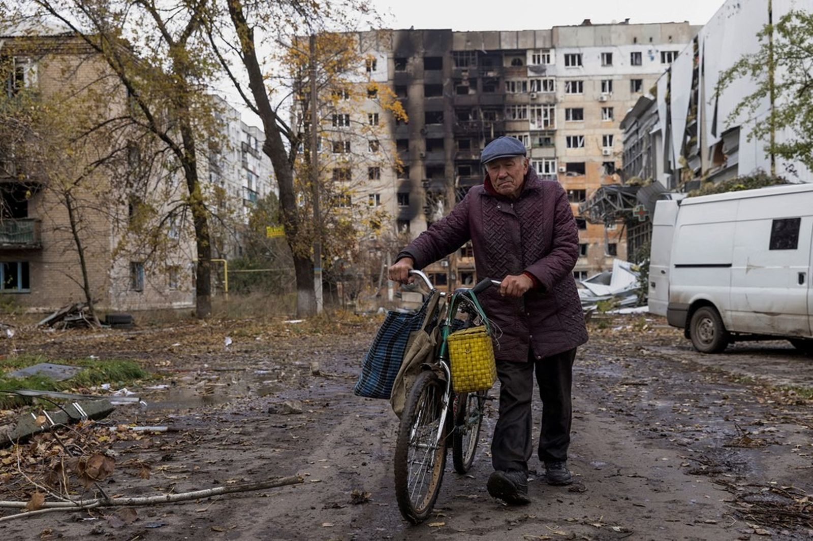 Житель украинского города Авдеевка идет на фоне разрушенных зданий. 25 октября /  A local resident in Avdiivka / Sky News