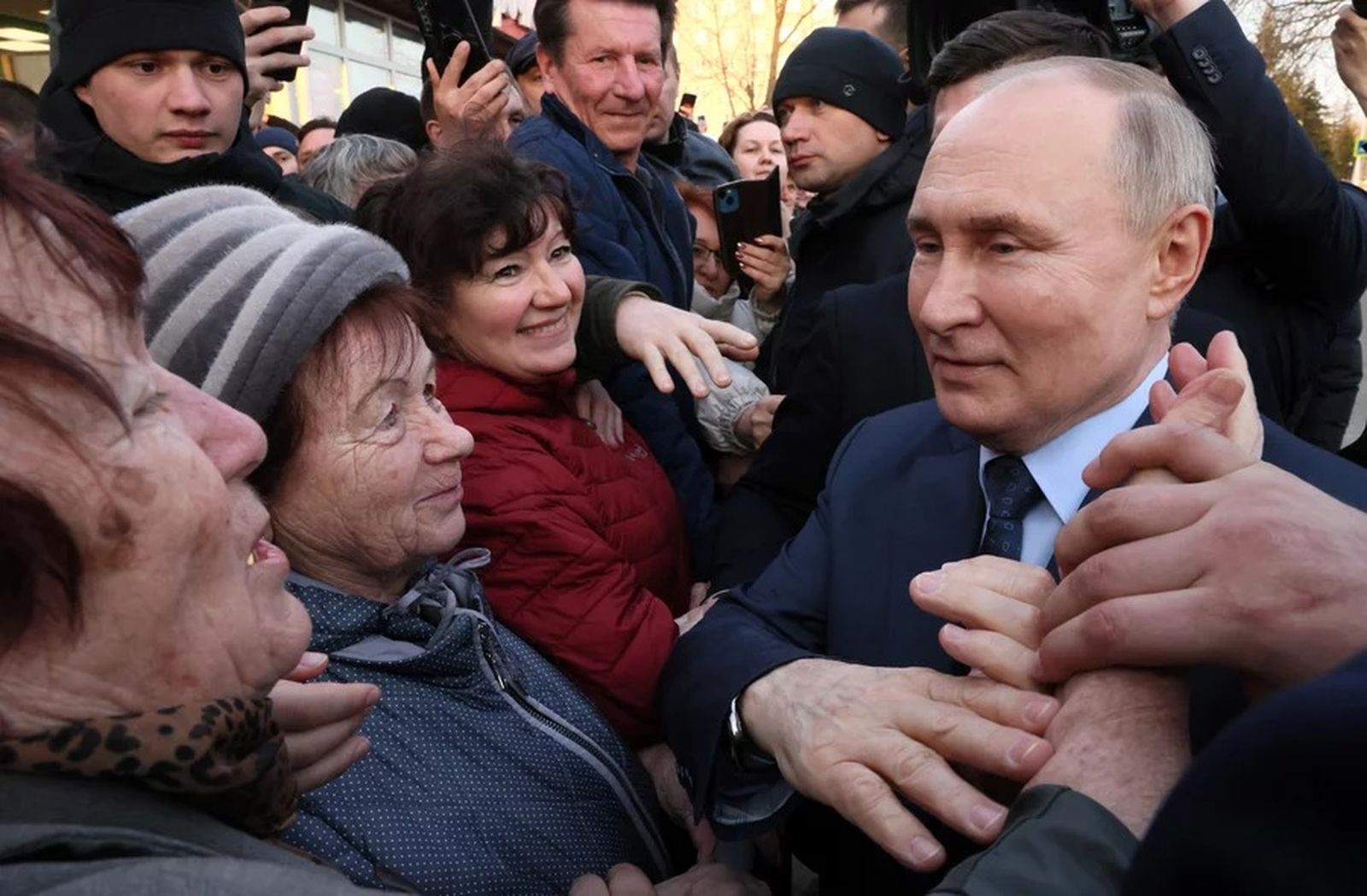 Владимир Путин встречается с местными жителями после посещения тепличного комплекса «Солнечный дар» в Ставропольском крае. 5 марта / Mikhail Metzel / Pool / AFP via Getty Images